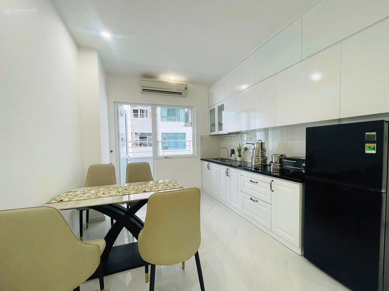 Diagonal view of HON CHONG SEA MUONG THANH VIEN TRIEU _ OC1B building (12th floor) Price: 2,950 billion
