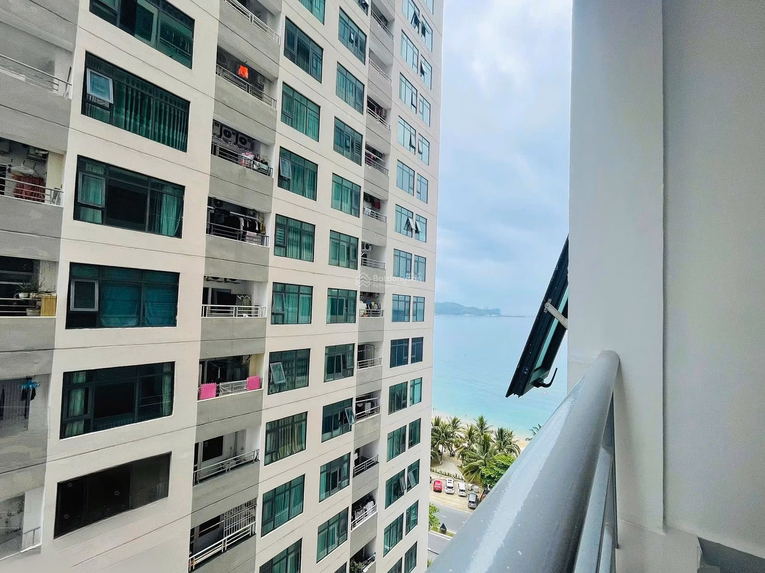 Diagonal view of HON CHONG SEA MUONG THANH VIEN TRIEU _ OC1B building (12th floor) Price: 2,950 billion