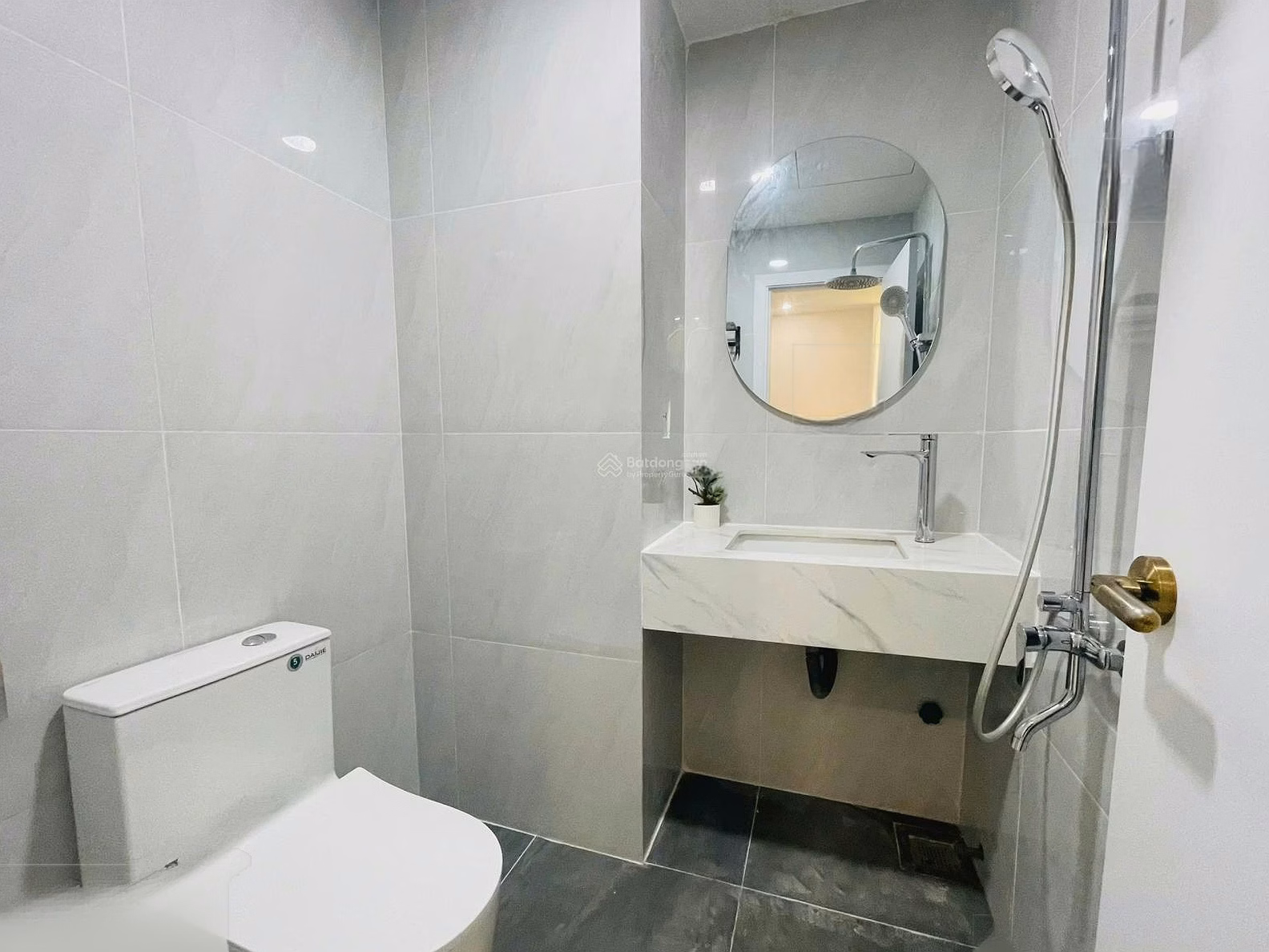 Diagonal view of HON CHONG SEA MUONG THANH VIEN TRIEU _ OC1B building (12th floor) Price: 2,950 billion