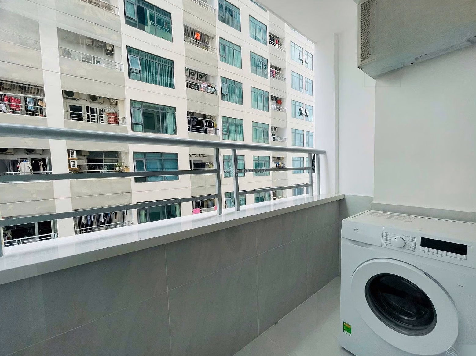 Diagonal view of HON CHONG SEA MUONG THANH VIEN TRIEU _ OC1B building (12th floor) Price: 2,950 billion