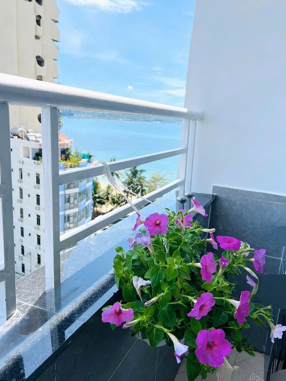 Diagonal view of Hon Chong beach, Muong Thanh Vien Trieu _ OC1A building (10th floor) Price: 3.7 billion