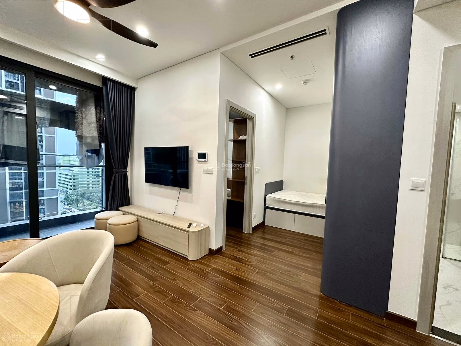 Korean customer came out and rented an empty 1n+ house, fully furnished, 2 beds in Masteri West Heights