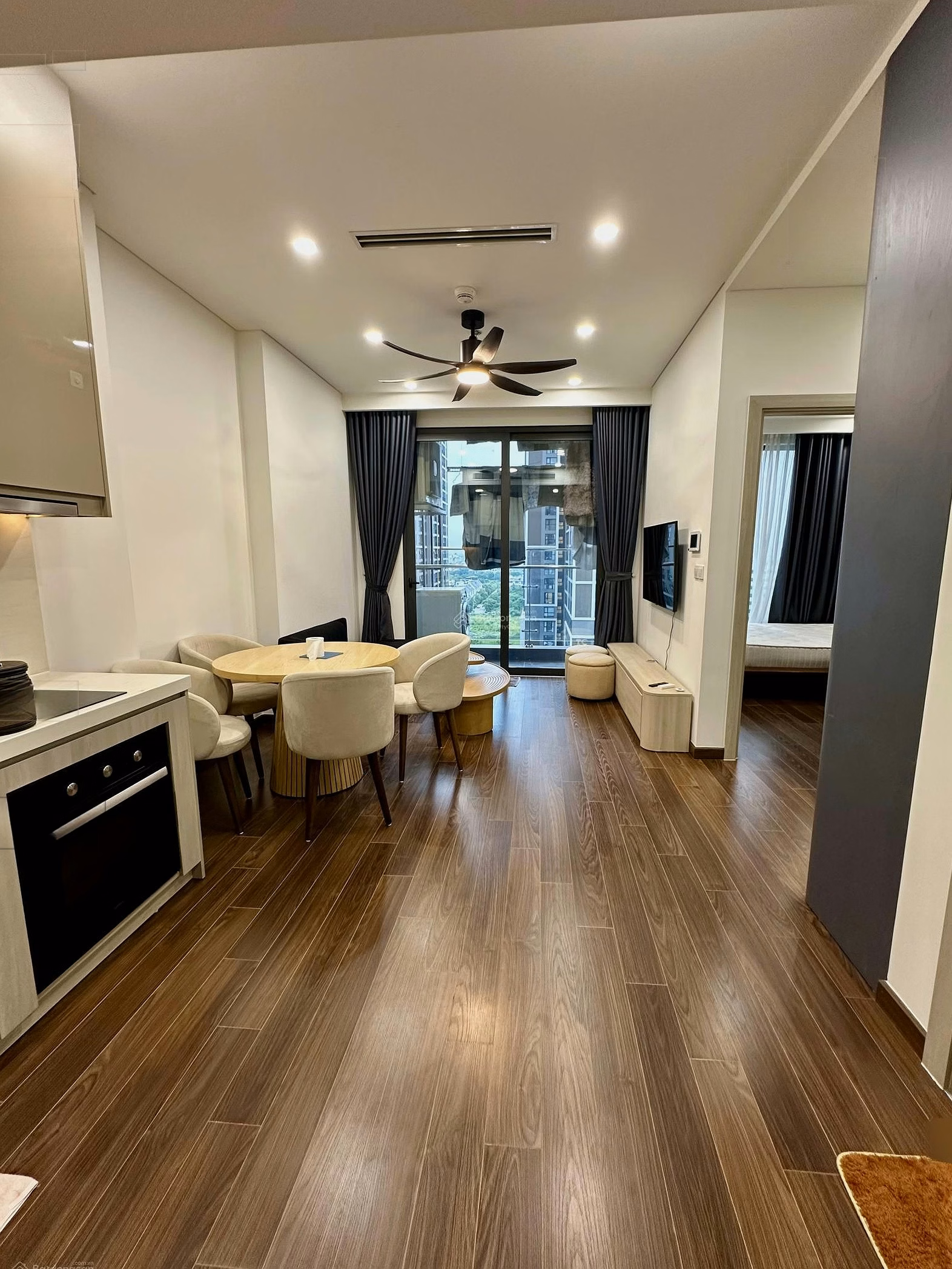 Korean customer came out and rented an empty 1n+ house, fully furnished, 2 beds in Masteri West Heights
