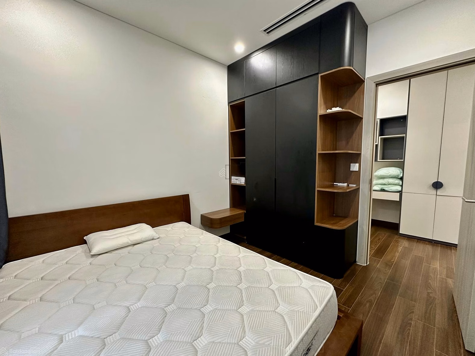 Korean customer came out and rented an empty 1n+ house, fully furnished, 2 beds in Masteri West Heights