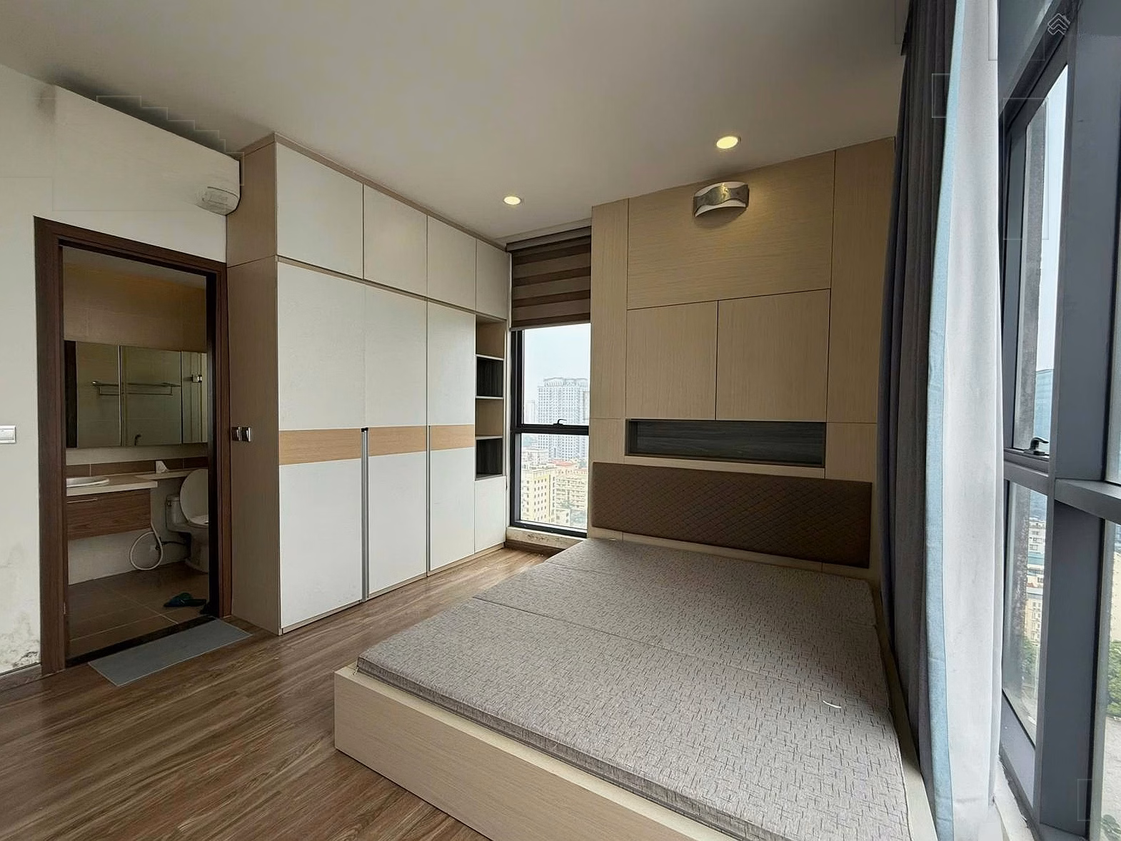 Owner for rent 3 bedroom corner apartment with 2 open sides Trang An Complex Phung Chi Kien, Cau Giay