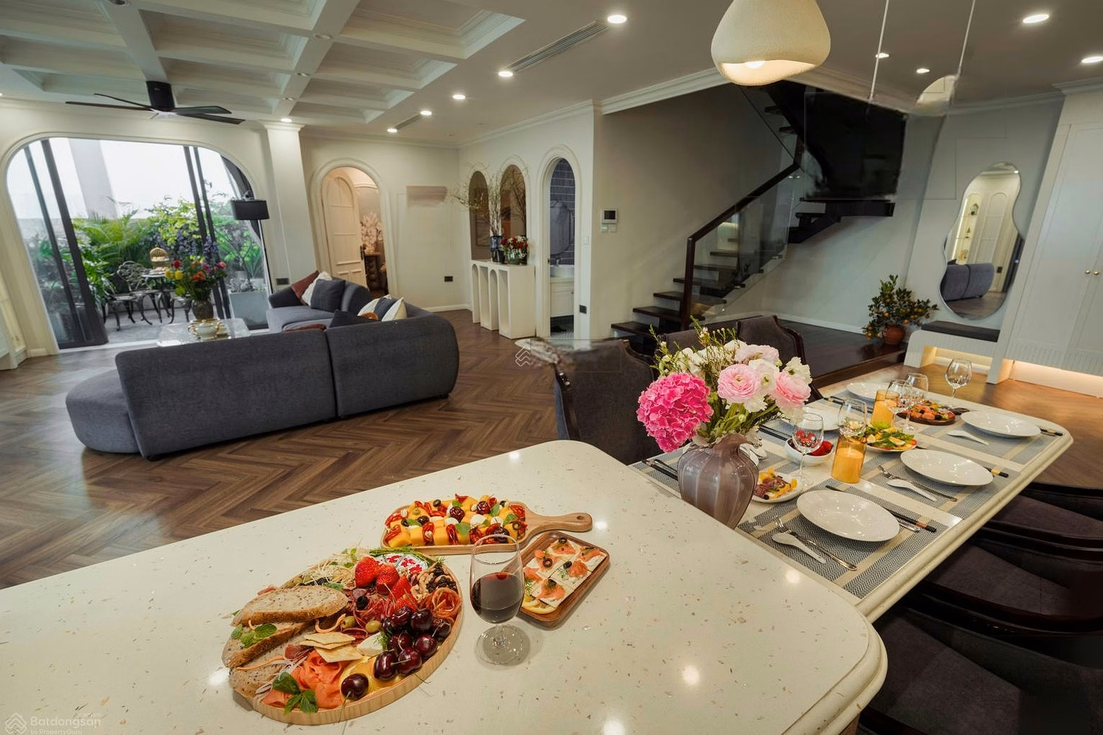 Owner rents apartment One 18 Ngoc Lam 360m² 3 bedrooms full of high-end furniture, price 39 million/month