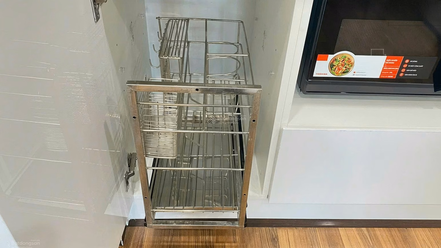 Apartment for rent with 2 bedrooms, 2 bathrooms, fully furnished, Central Field Trung Kinh apartment project