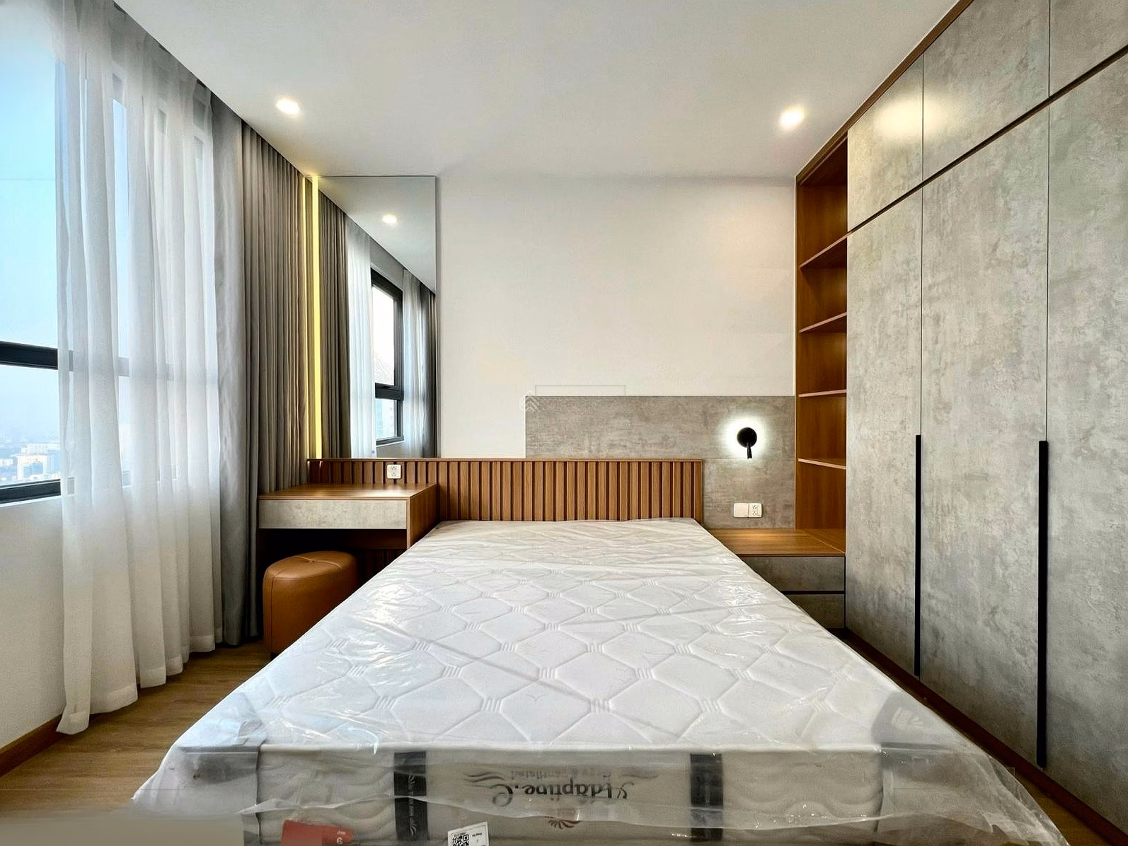 Hot: Discovery apartment for rent - 200m2, 4 bedrooms, 3 bathrooms, full new, price 35 million***