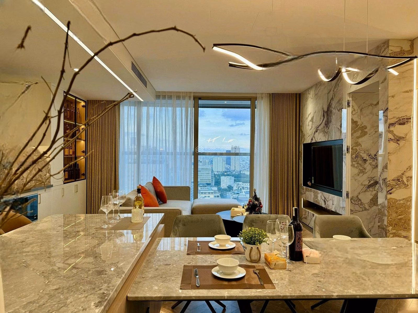 Linh Anh has a fund of 2-bedroom, 3-bedroom apartments with basic to fully furnished furniture priced from only 20 million/month at Indochina- IPH