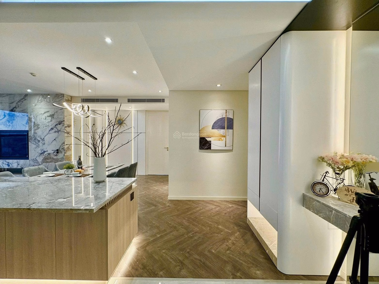 Linh Anh has a fund of 2-bedroom, 3-bedroom apartments with basic to fully furnished furniture priced from only 20 million/month at Indochina- IPH