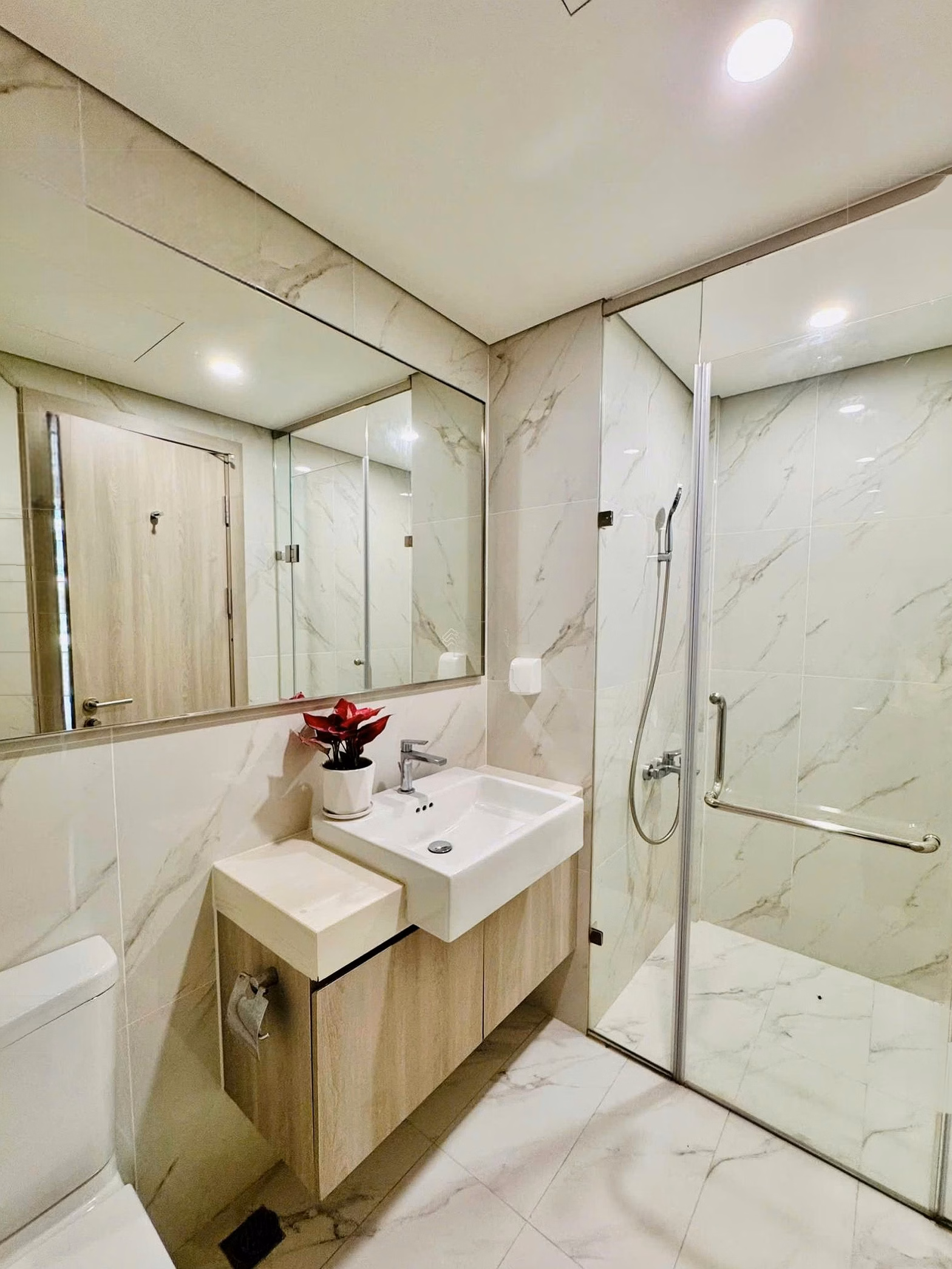 Masteri building luxury studio: Apartment 30.4m, building A, 2.4 billion and apartment 33m, building B, lake view, 2.9 billion, urgent sale!