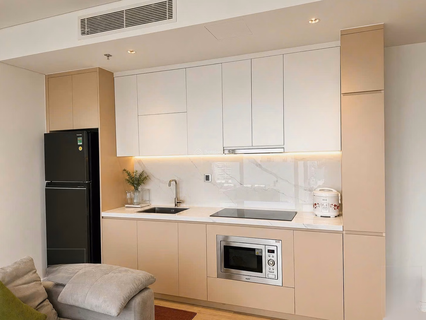 Da Nang Times Square next to East Sea Park, center of My Khe beach, 1 bedroom apartment for rent on high floor