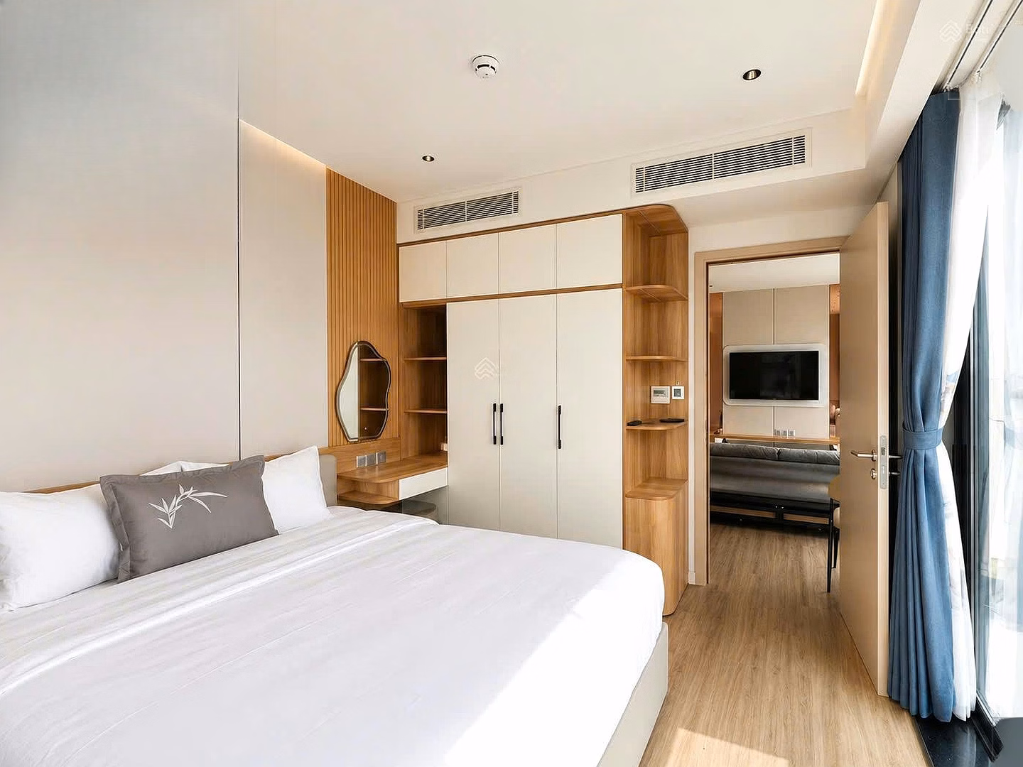 Da Nang Times Square next to East Sea Park, center of My Khe beach, 1 bedroom apartment for rent on high floor