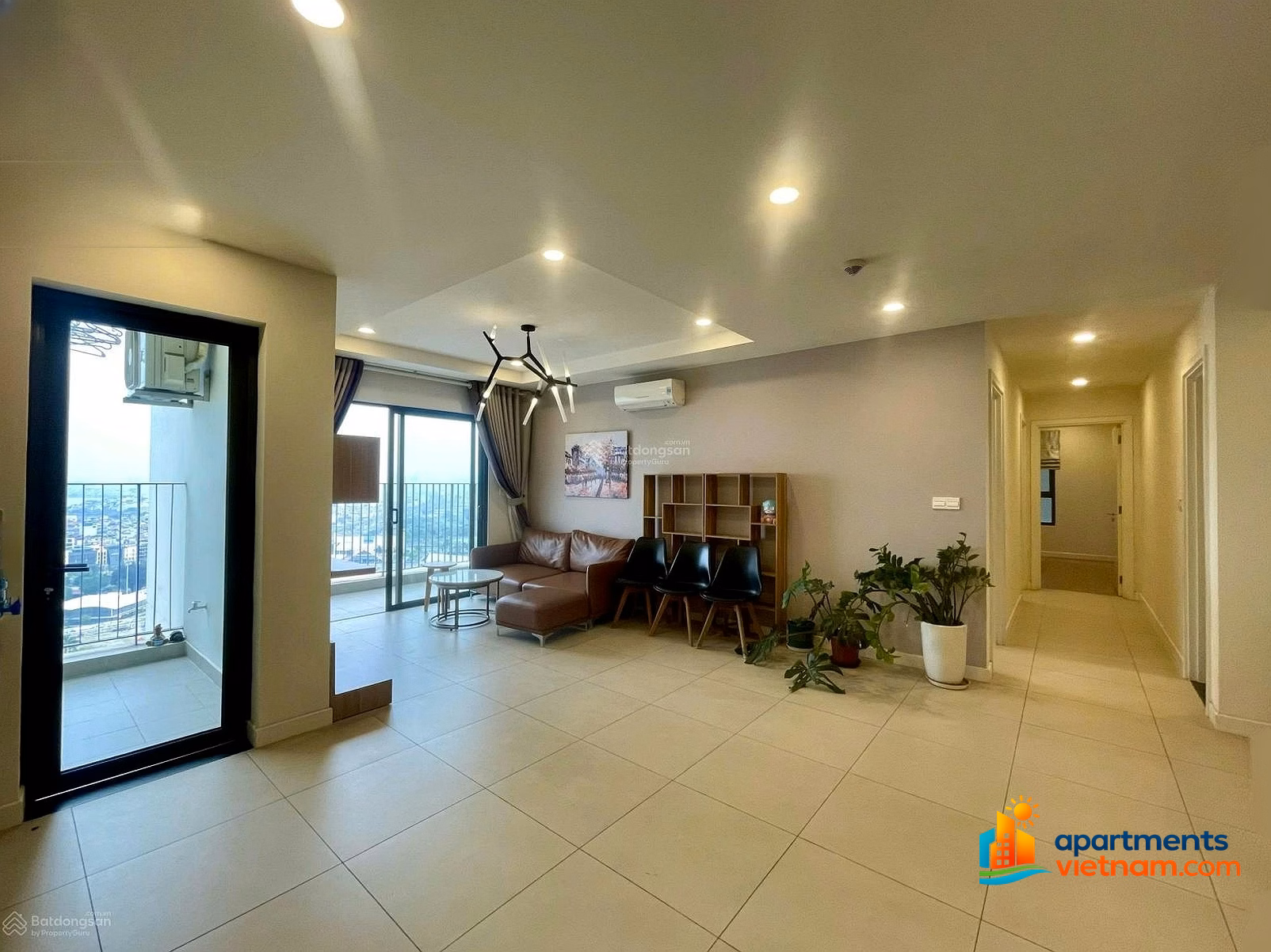 Hot! 3 bedrooms for rent with West Lake view, 118m2, Southeast balcony, full beautiful furniture, only 19 million