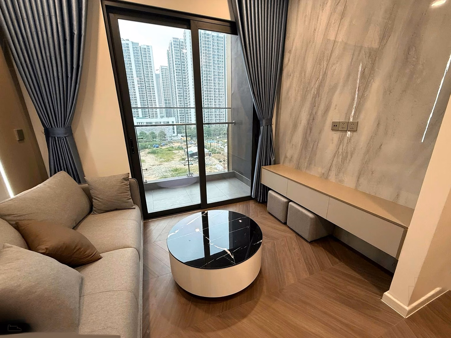 After completing the interior, I don't want to live in a 1n1vs rental full of Lumiere Evergreen furniture