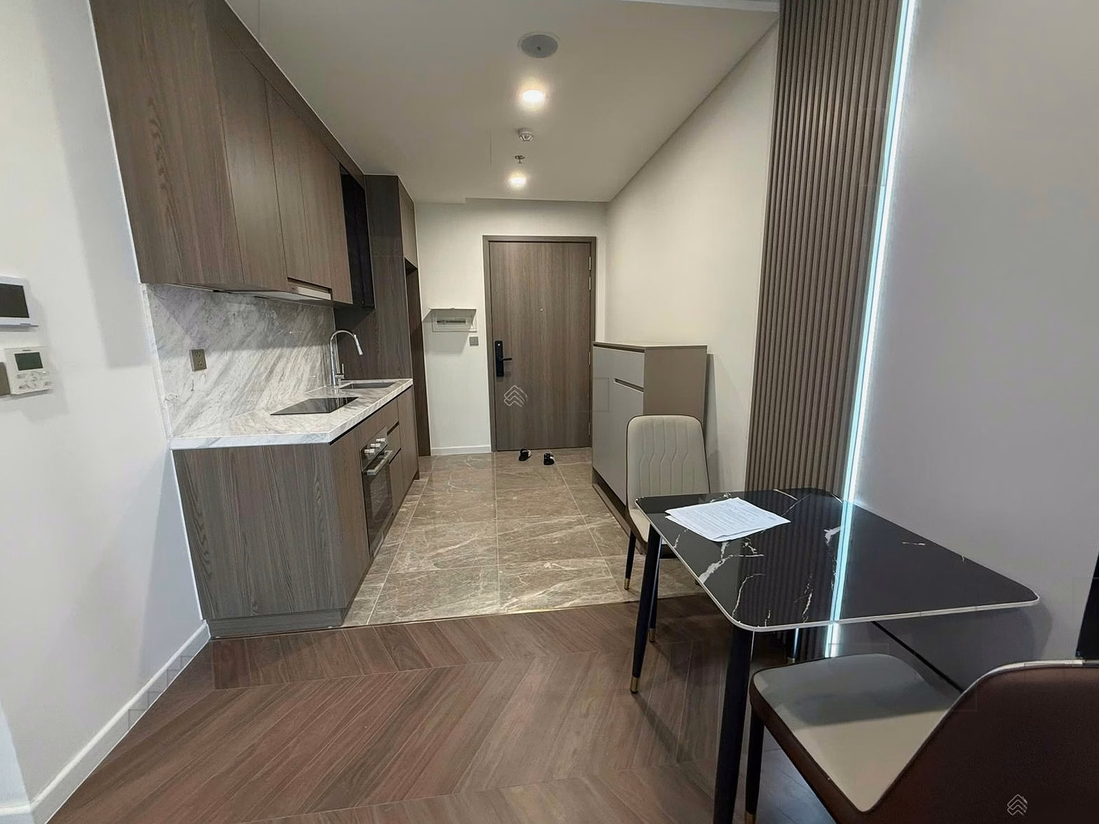 After completing the interior, I don't want to live in a 1n1vs rental full of Lumiere Evergreen furniture