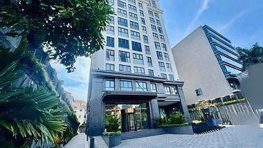 Cheapest price 2 bedroom 2 bathroom apartment for sale at The Gloria. Have the red book ready, get the house immediately. SE direction. View of Thanh Cong Lake