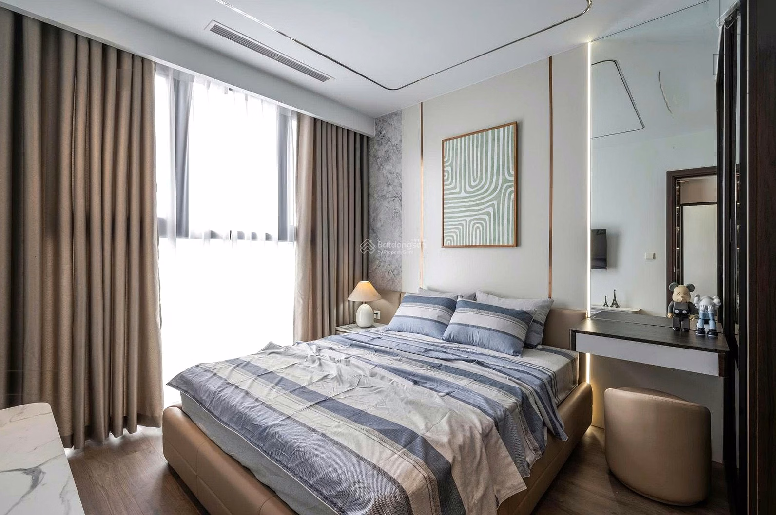 Cheapest price 2 bedroom 2 bathroom apartment for sale at The Gloria. Have the red book ready, get the house immediately. SE direction. View of Thanh Cong Lake