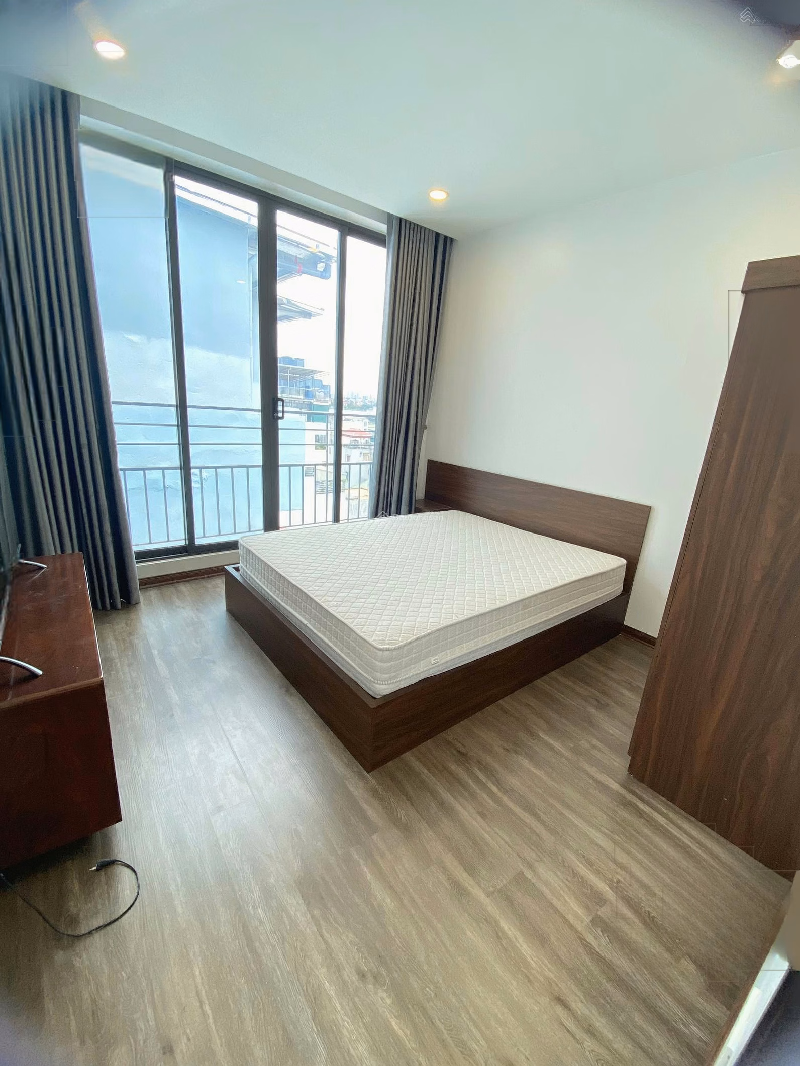 The building has studio, 1N, 2N apartments for rent at Lac Long Quan Street, Trinh Cong Son, Tay Ho