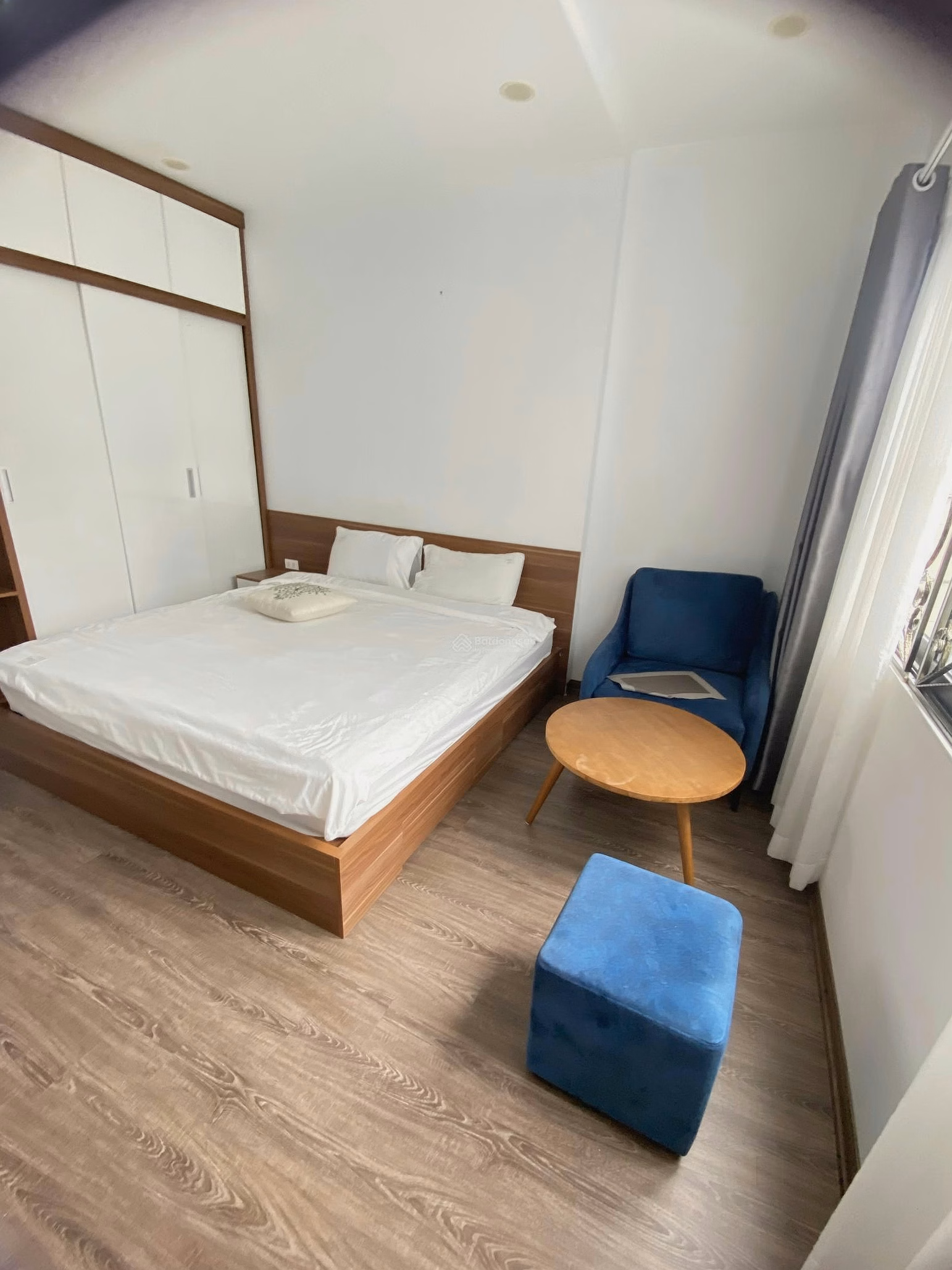 The building has studio, 1N, 2N apartments for rent at Lac Long Quan Street, Trinh Cong Son, Tay Ho
