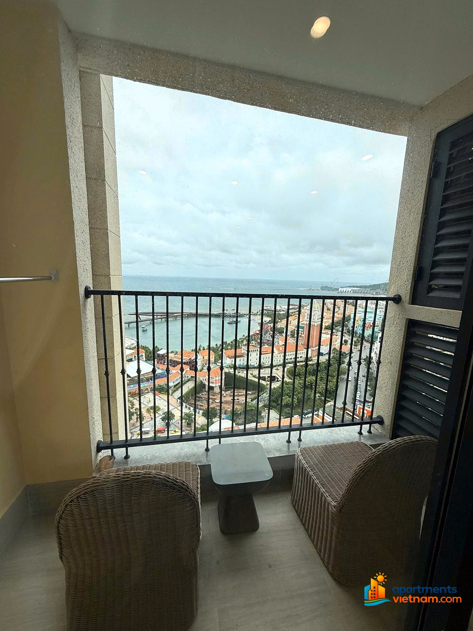 Landlord needs money to cut deep losses in 2 dualkey ocean view high floor, 6% rent discount