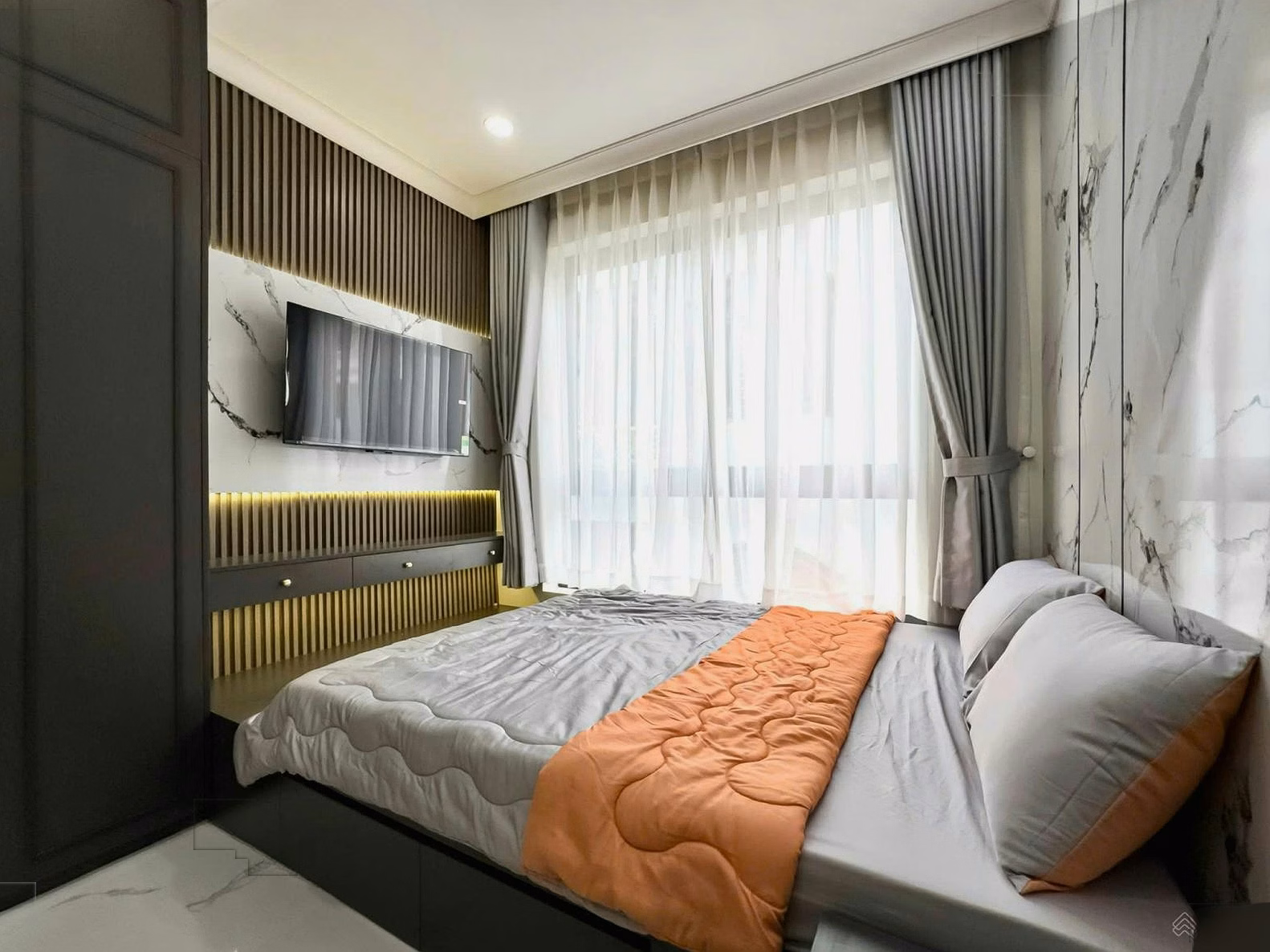 Owner rents luxury apartment fully furnished with private washing machine near Viettel building