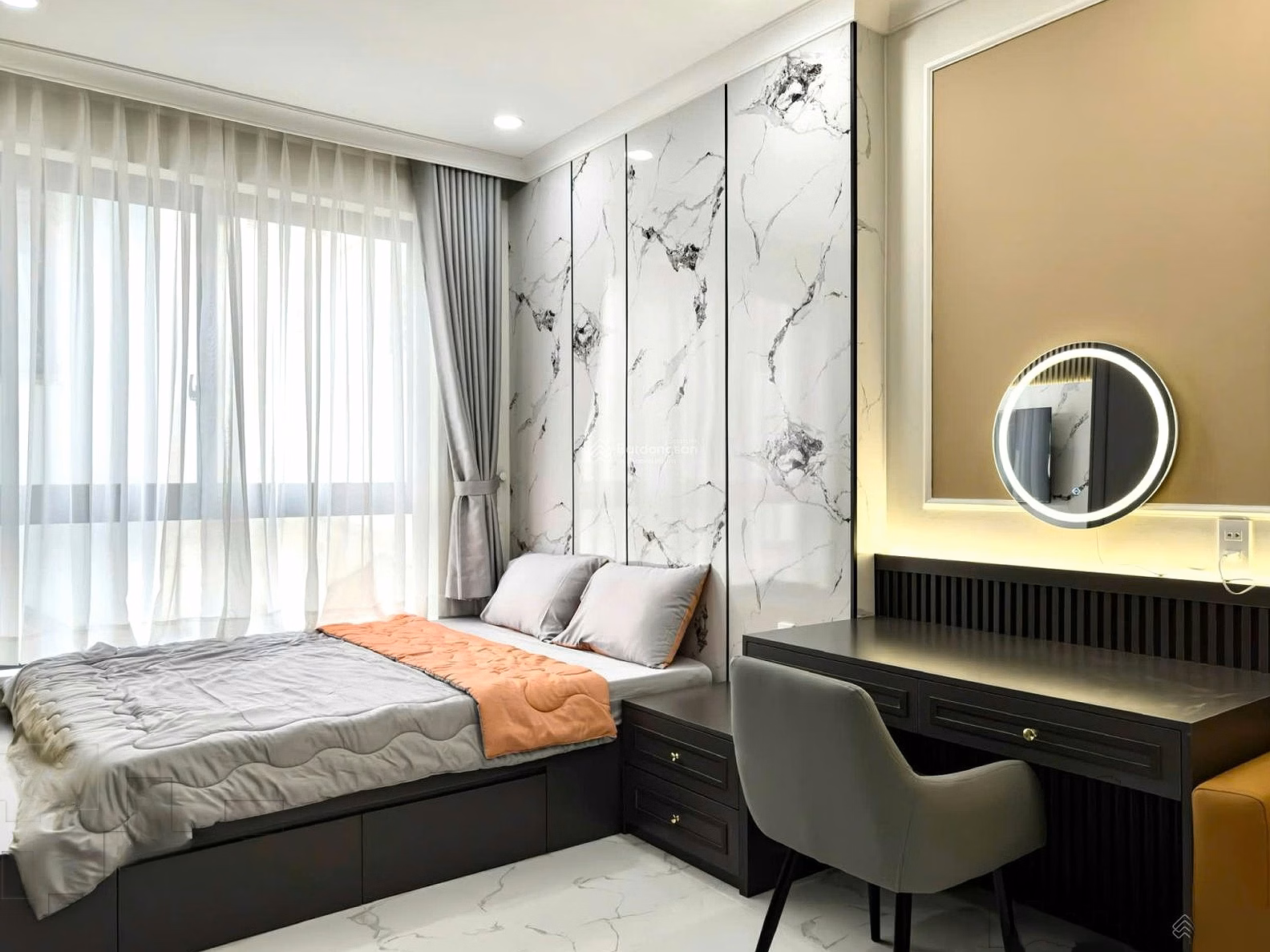 Owner rents luxury apartment fully furnished with private washing machine near Viettel building