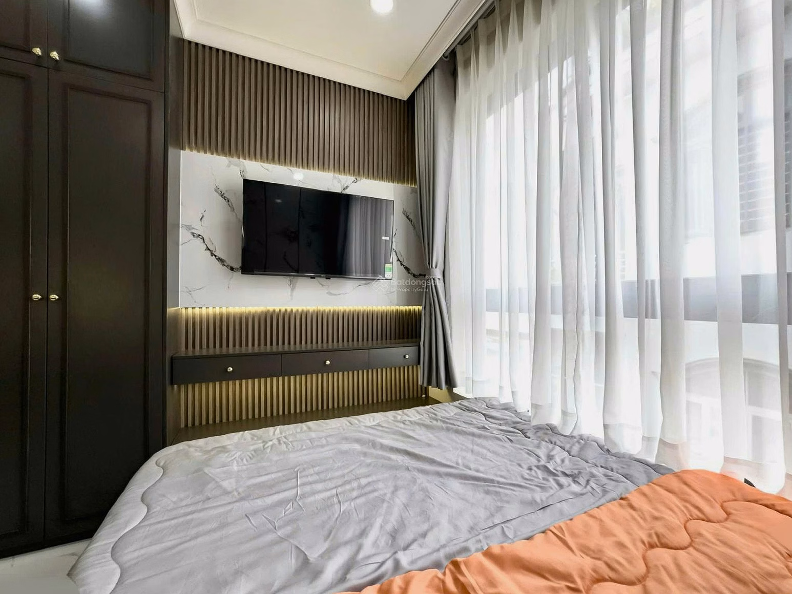 Owner rents luxury apartment fully furnished with private washing machine near Viettel building