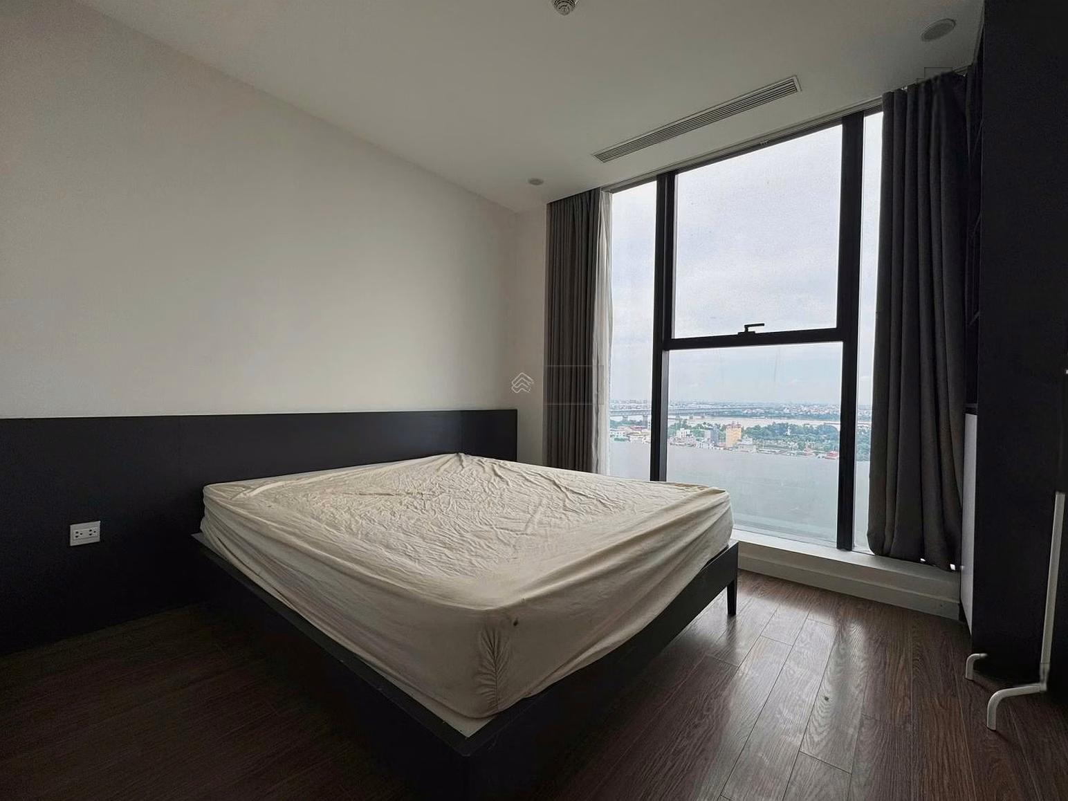 Sunshine City apartment for rent in Ciputra Urban Area - 80.3m2, 2 bedrooms + 1, 2 bathrooms, price 20 million/month negotiable