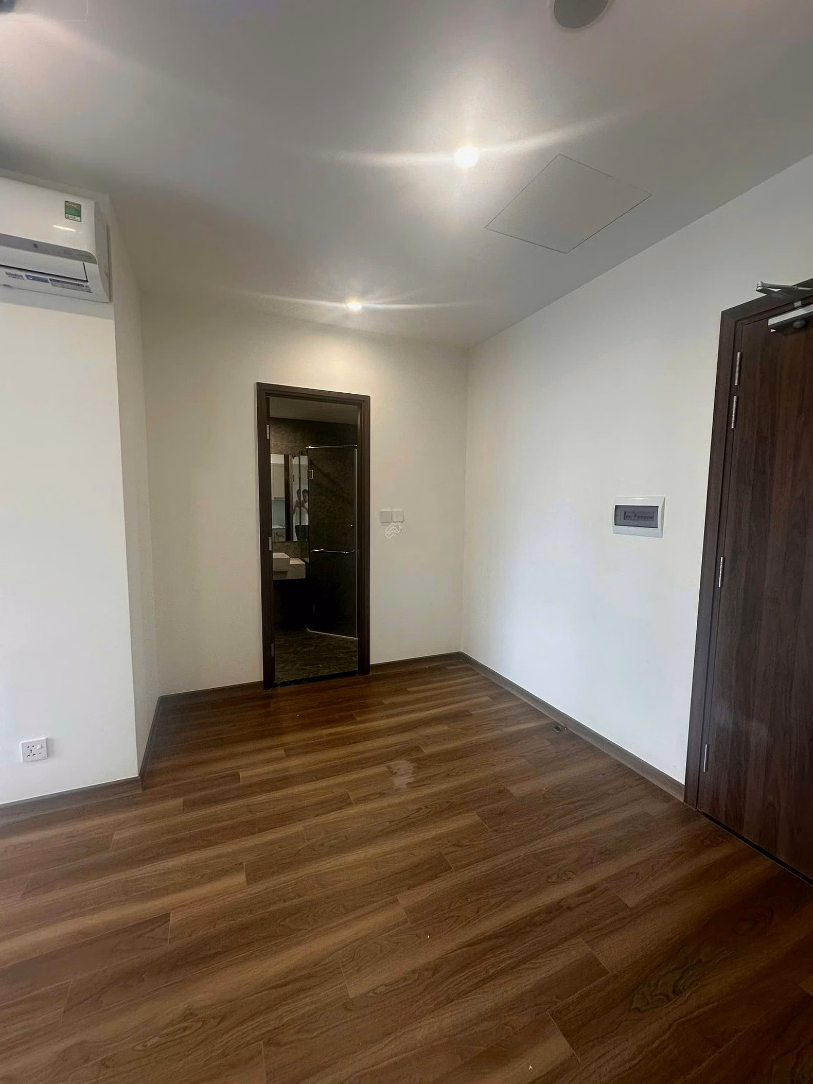 Studio for rent for only 5 million/month in high-end Zurich area at Vinhomes Ocean Park, free MG