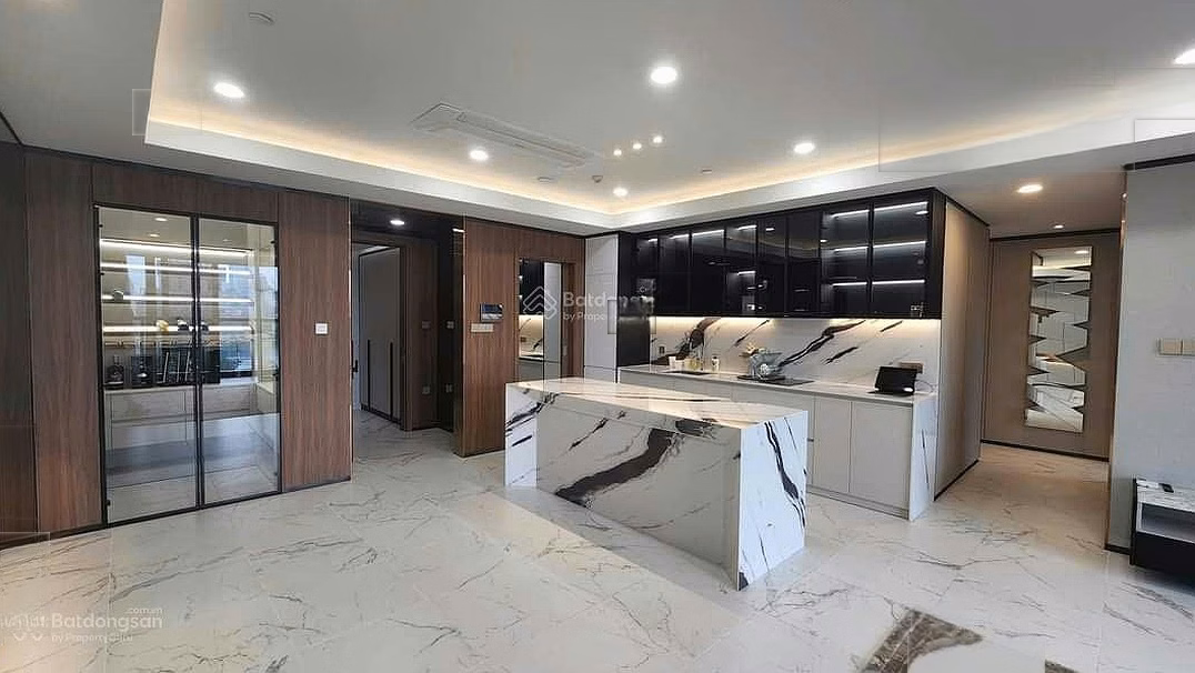 Owner urgently selling 4 bedroom apartment with million dollar view, facing the river, very good price for only 60 billion at The Galleria Residence