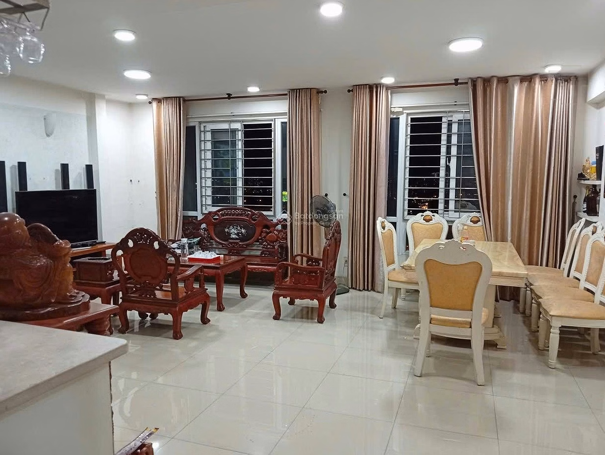 My family is moving and needs to sell the Thu Thiem Star 240m2 penthouse for 7.5 billion