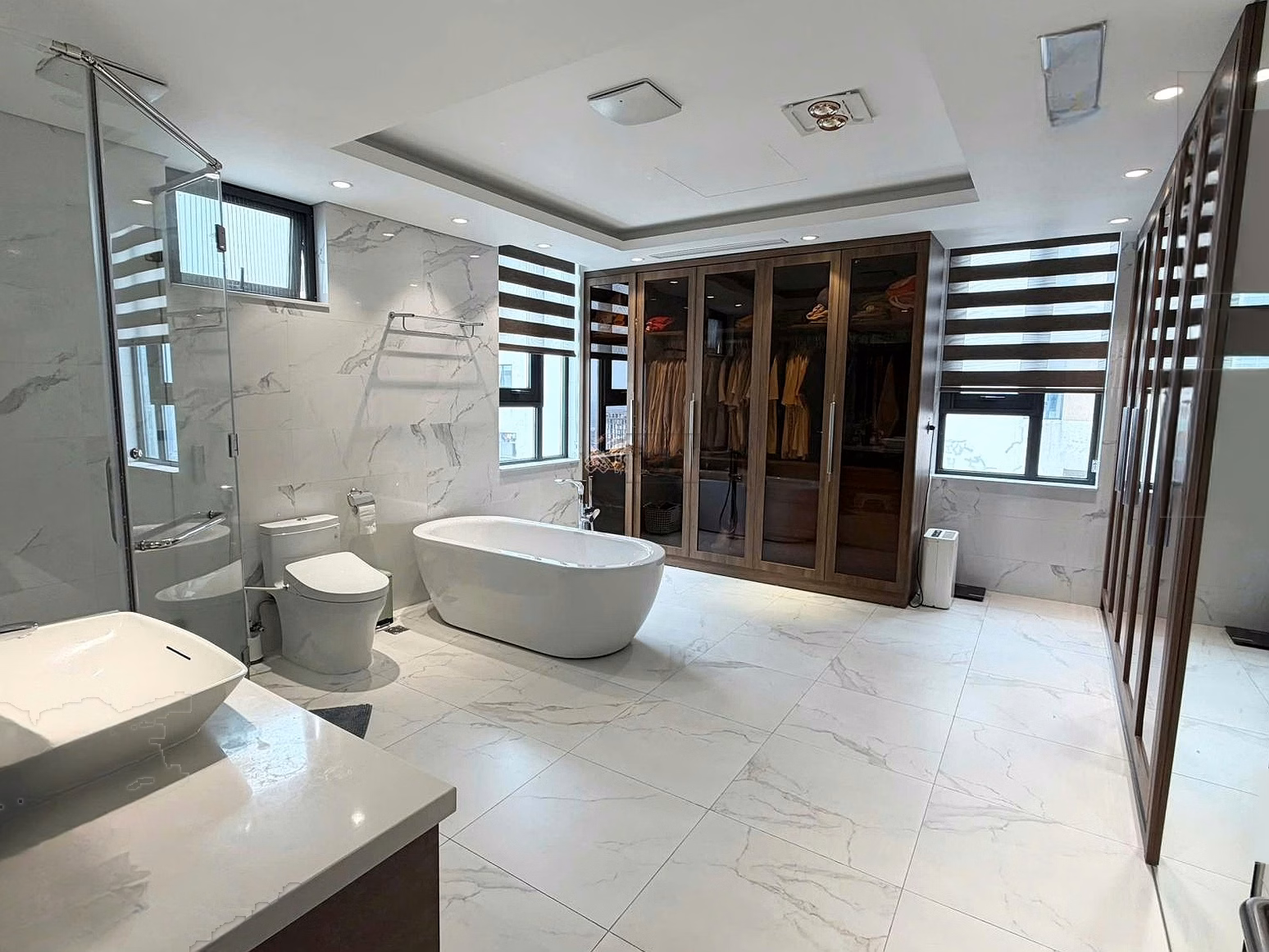 Ngoai Giao Doan apartment for sale 215m2 - 5 bedrooms - 3 bedrooms 28 billion full imported furniture
