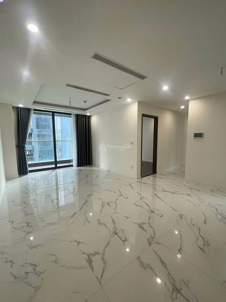 Rare - 3 bedrooms for rent with basic furniture in Sunshine City, 17 million/month, 104m2, cool direction, immediate access