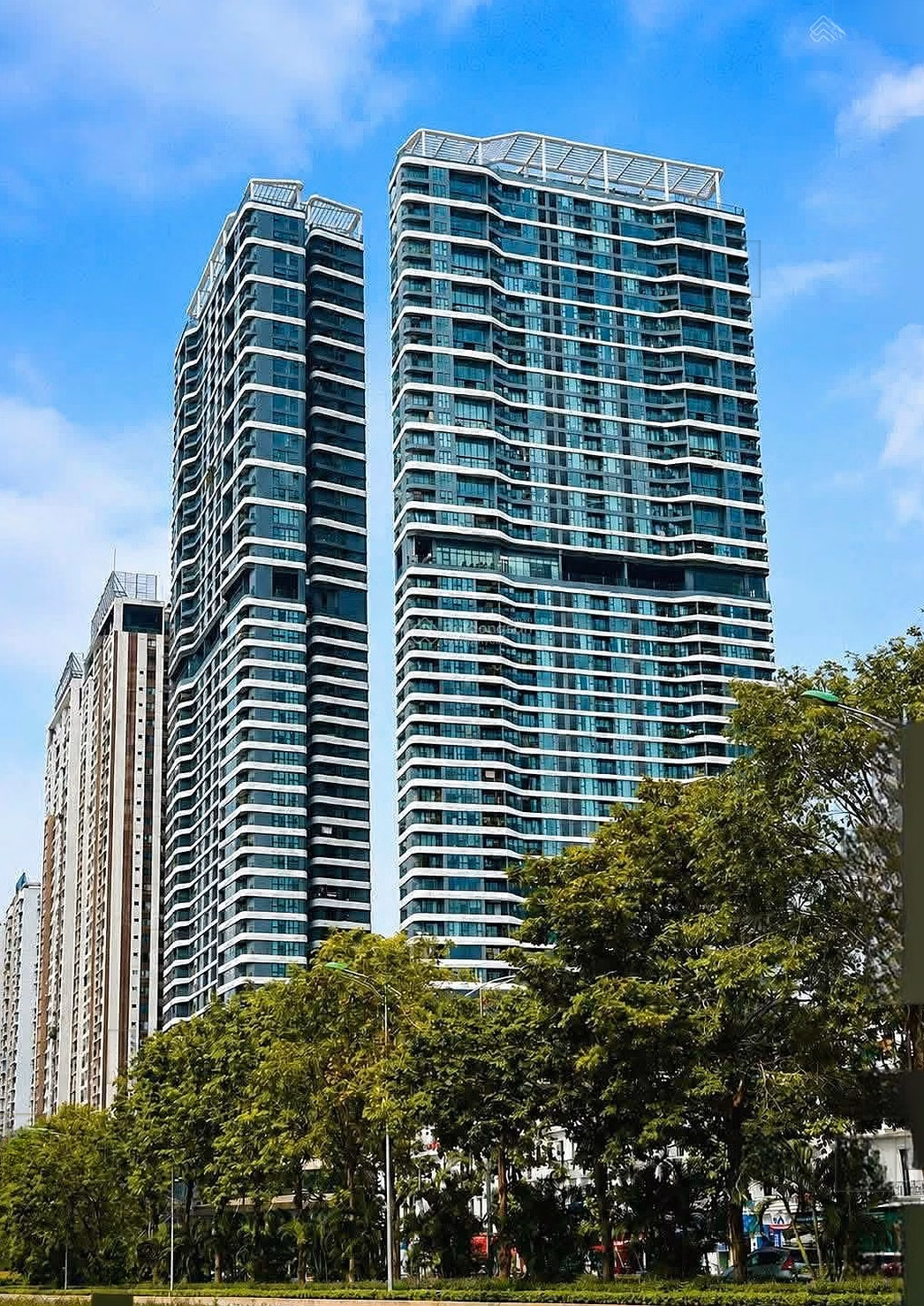 Linh Anh has apartments for rent with 3 bedrooms, 4 bedrooms, basic to fully furnished, Han Jardin building and Diplomatic Doan area