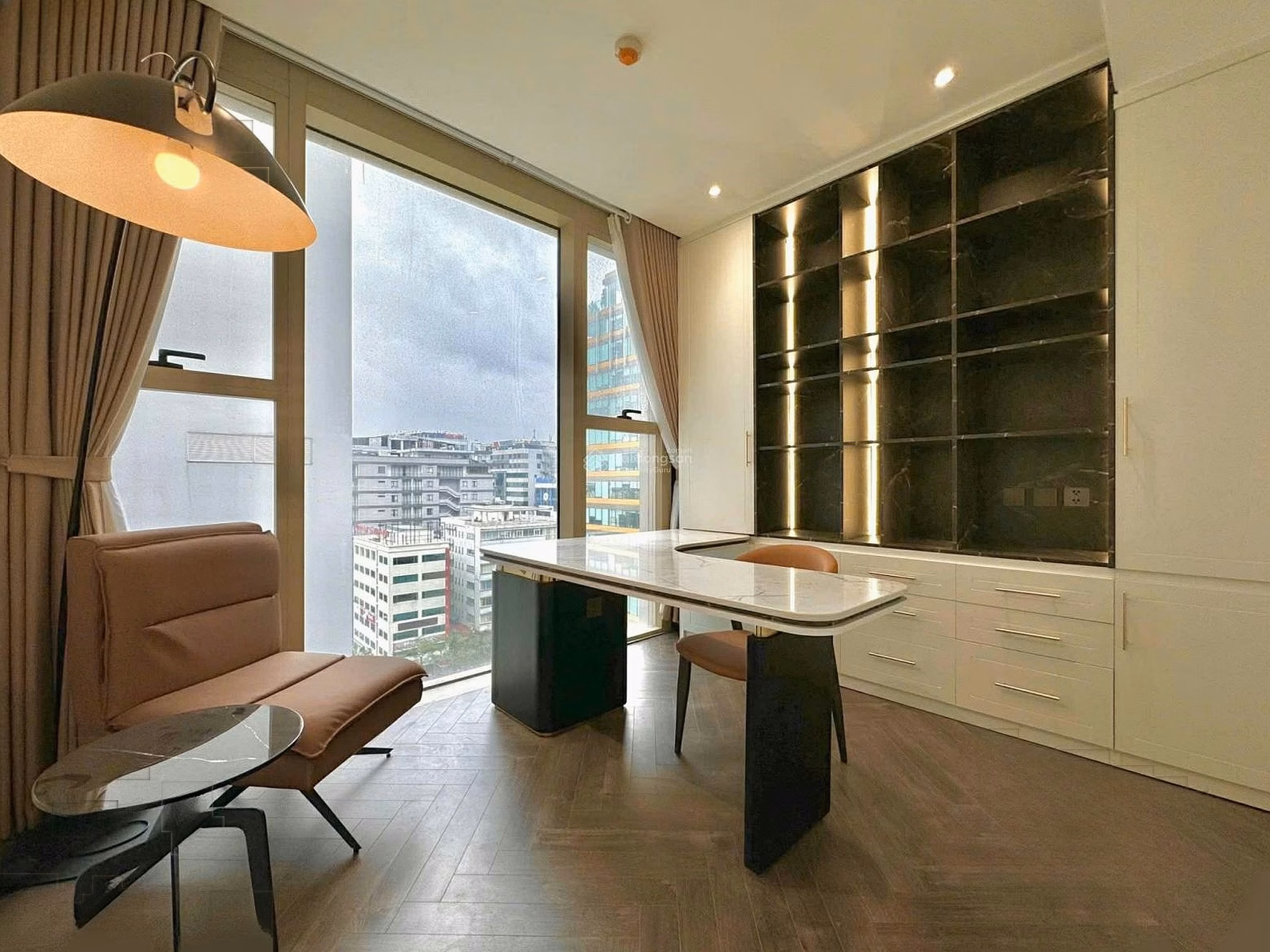 Linh Anh has apartments for rent with 3 bedrooms, 4 bedrooms, basic to fully furnished, Han Jardin building and Diplomatic Doan area