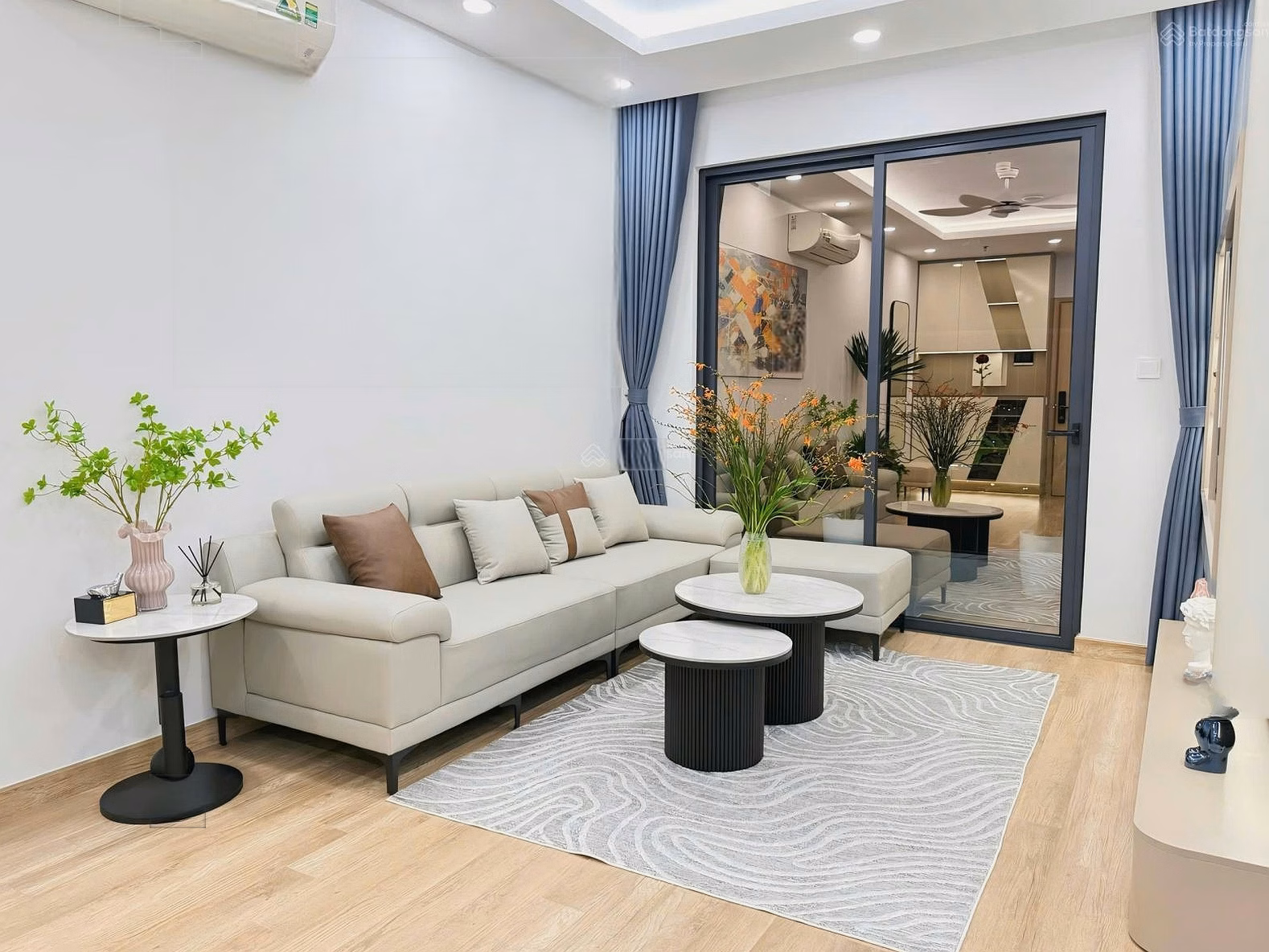 The owner is selling a beautiful 2-bedroom apartment at The Wisteria. 2 bedrooms-2 bathrooms-2 balconies. Luxurious view