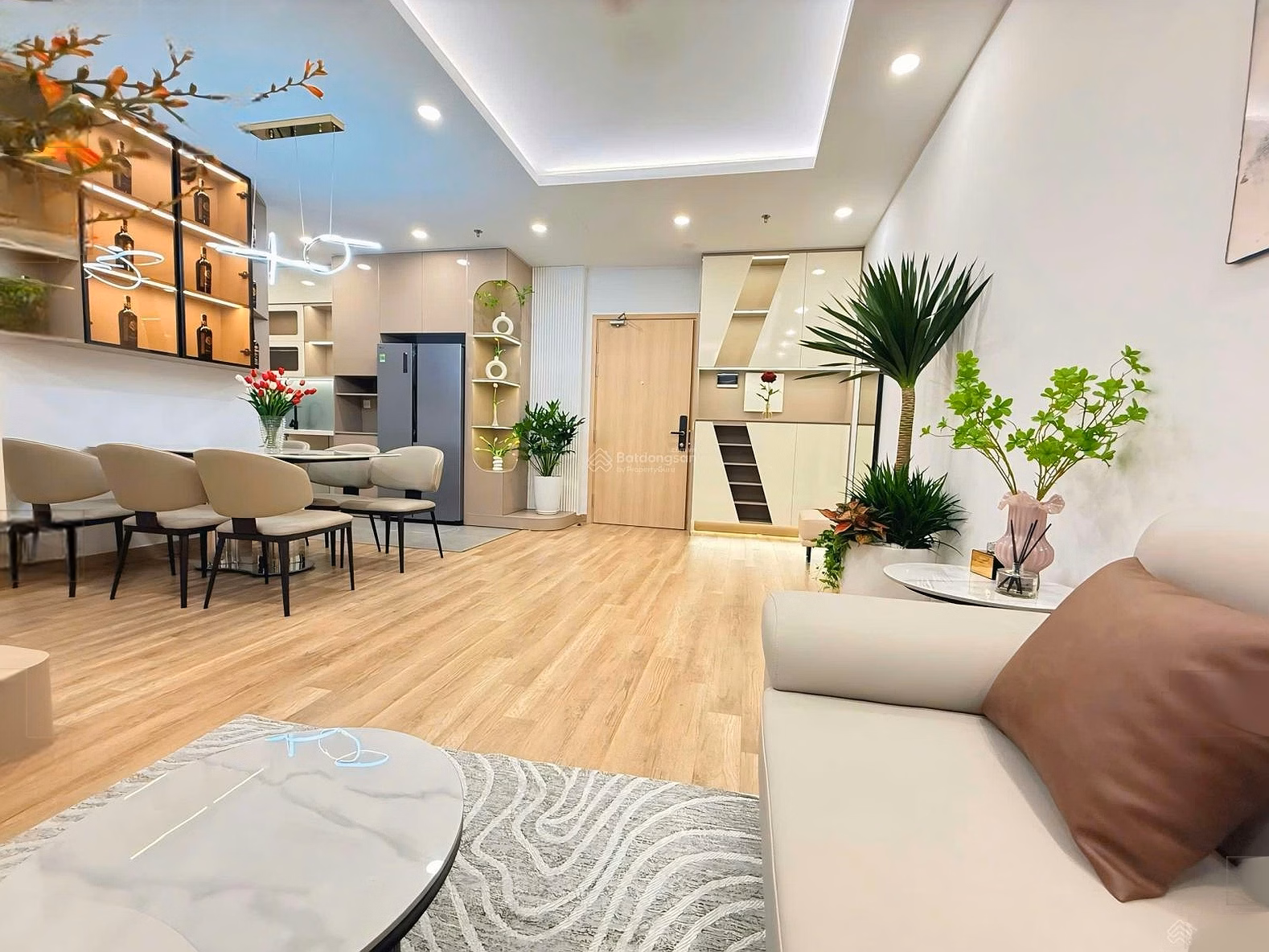 The owner is selling a beautiful 2-bedroom apartment at The Wisteria. 2 bedrooms-2 bathrooms-2 balconies. Luxurious view