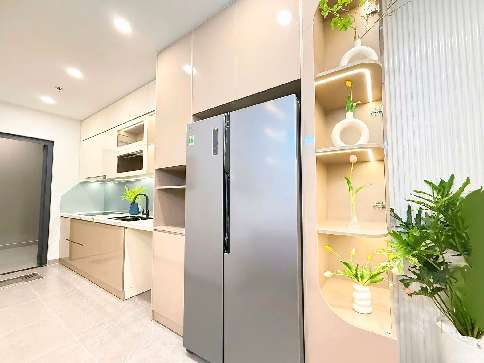 The owner is selling a beautiful 2-bedroom apartment at The Wisteria. 2 bedrooms-2 bathrooms-2 balconies. Luxurious view