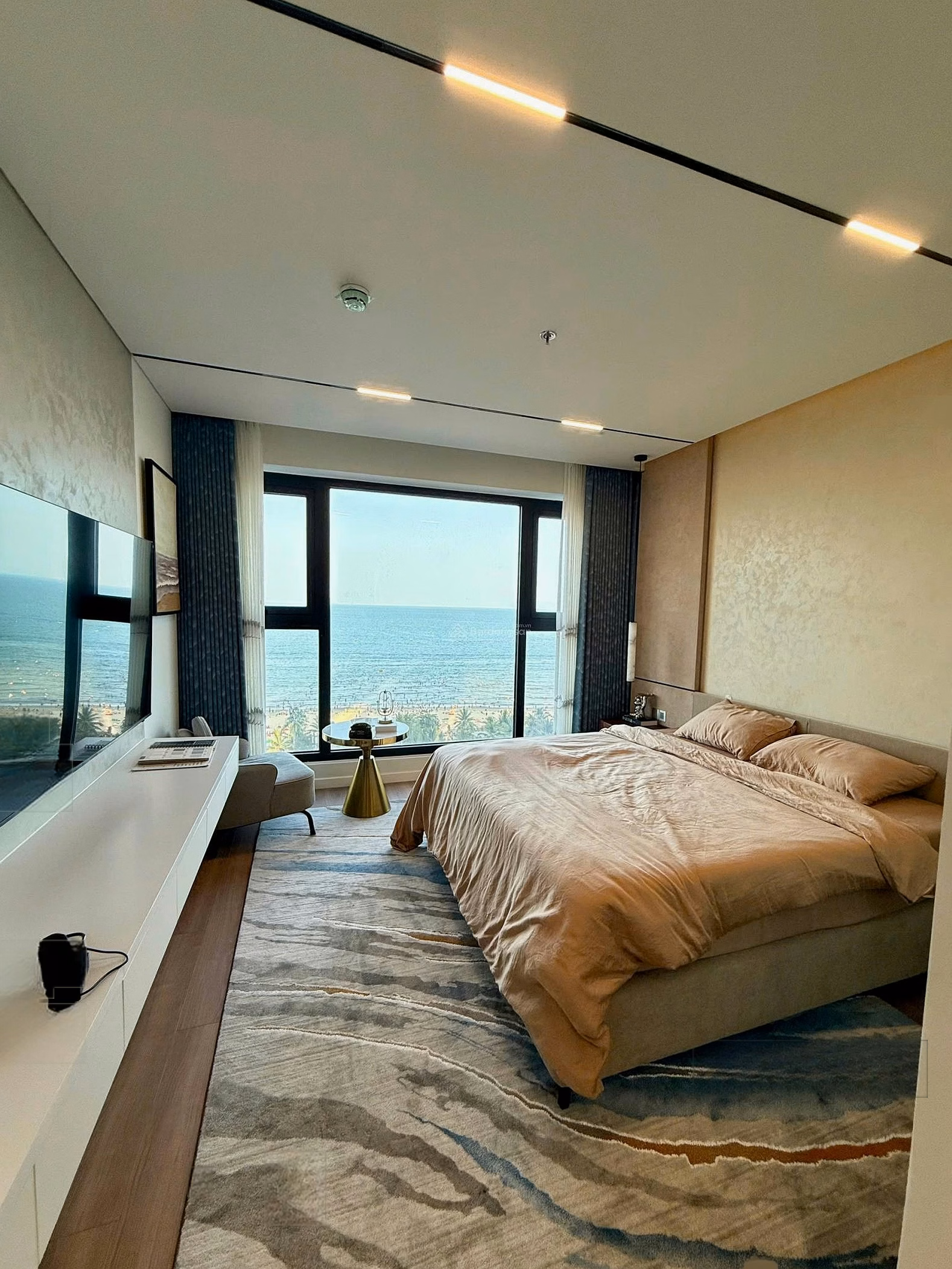 Apartment for rent in Times Square Da Nang with beautiful direct sea view