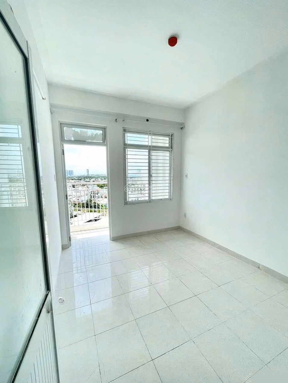 Apartment for sale CT1 Vinh Diem Trung, high floor. Apartment 2 bedrooms, 1 bathroom 46m2 price 1.82 billion (less benefits)