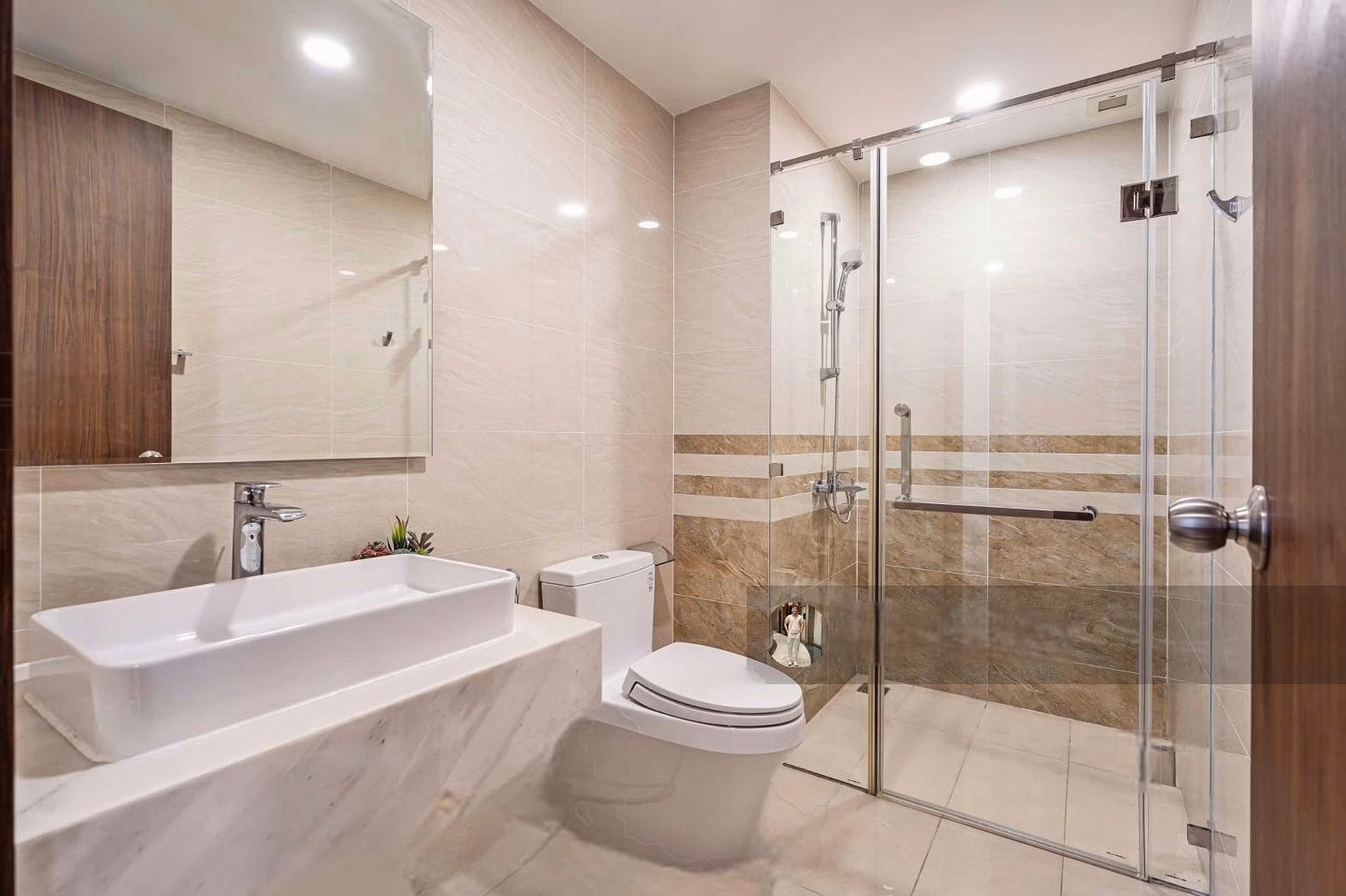 Saigon Royal Ben Van Don apartment for rent, District 4, 2 bedrooms, Bitexco view, Near District 1. Price 26 million/month