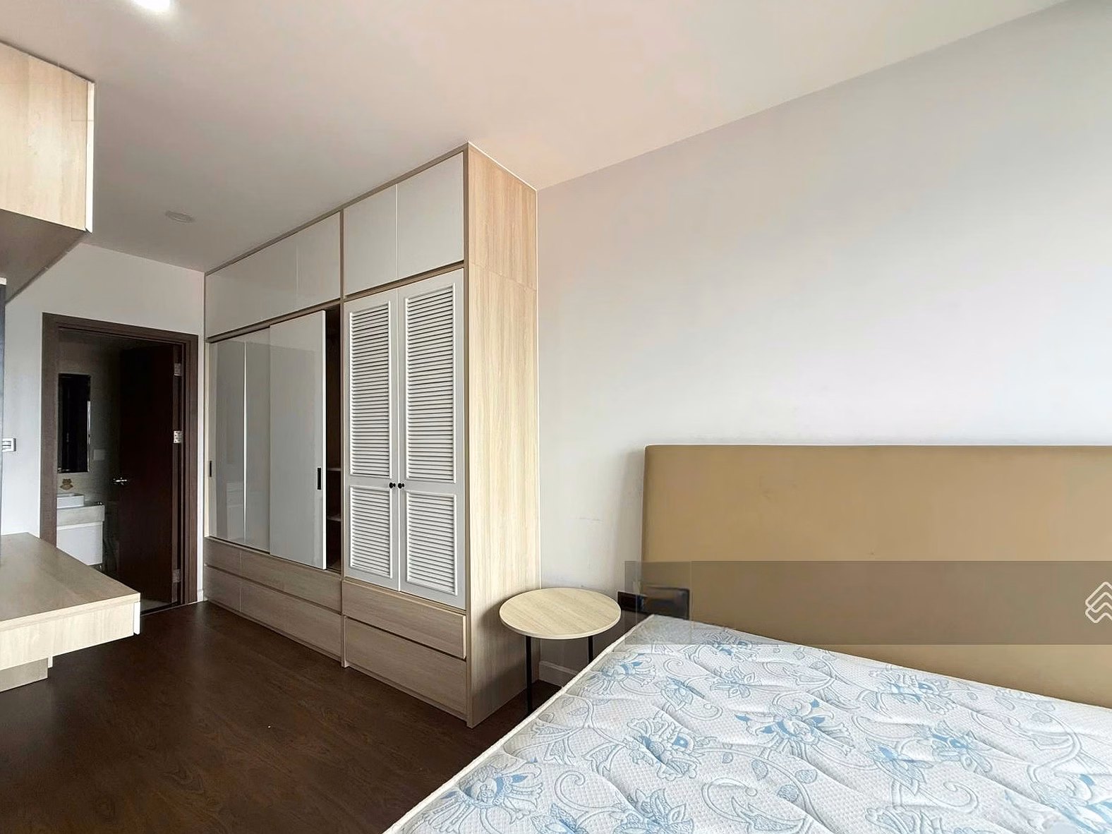 Saigon Royal apartment for rent in District 4, 2 bedrooms, fully furnished, beautiful river view. Good price only 28 million