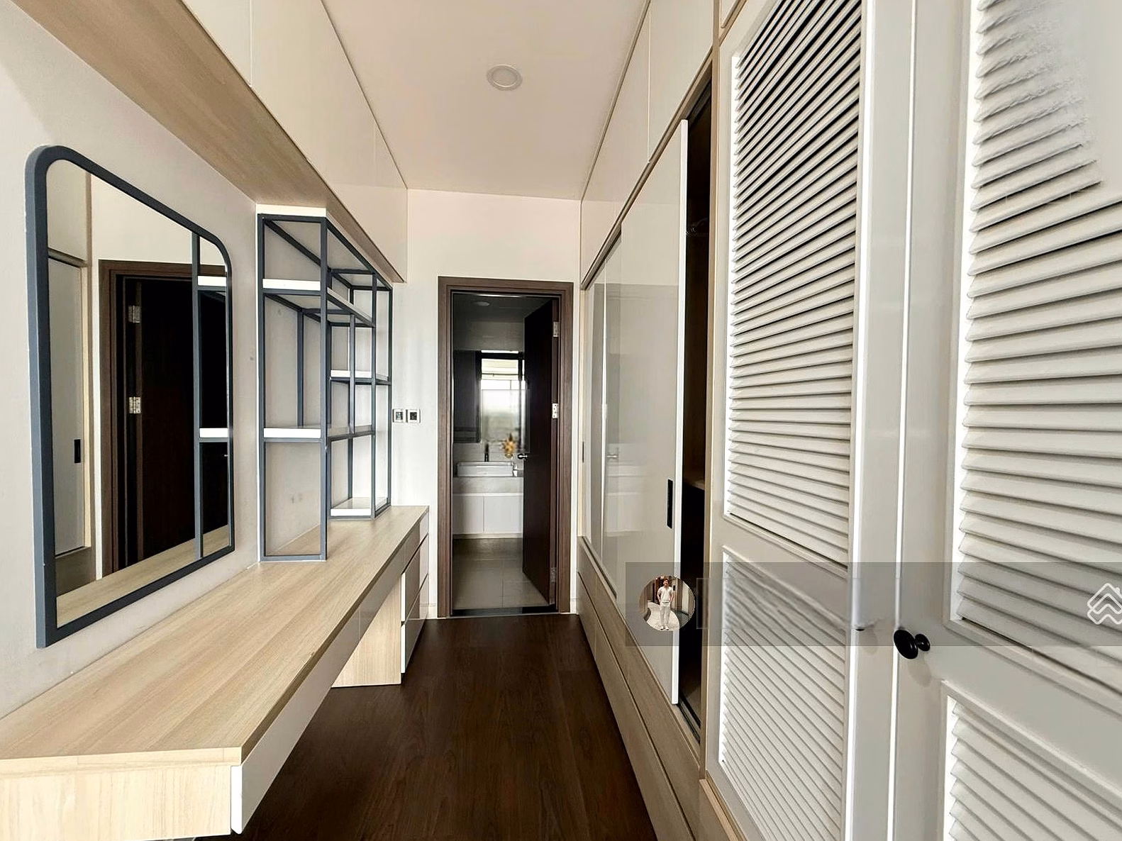 Saigon Royal apartment for rent in District 4, 2 bedrooms, fully furnished, beautiful river view. Good price only 28 million