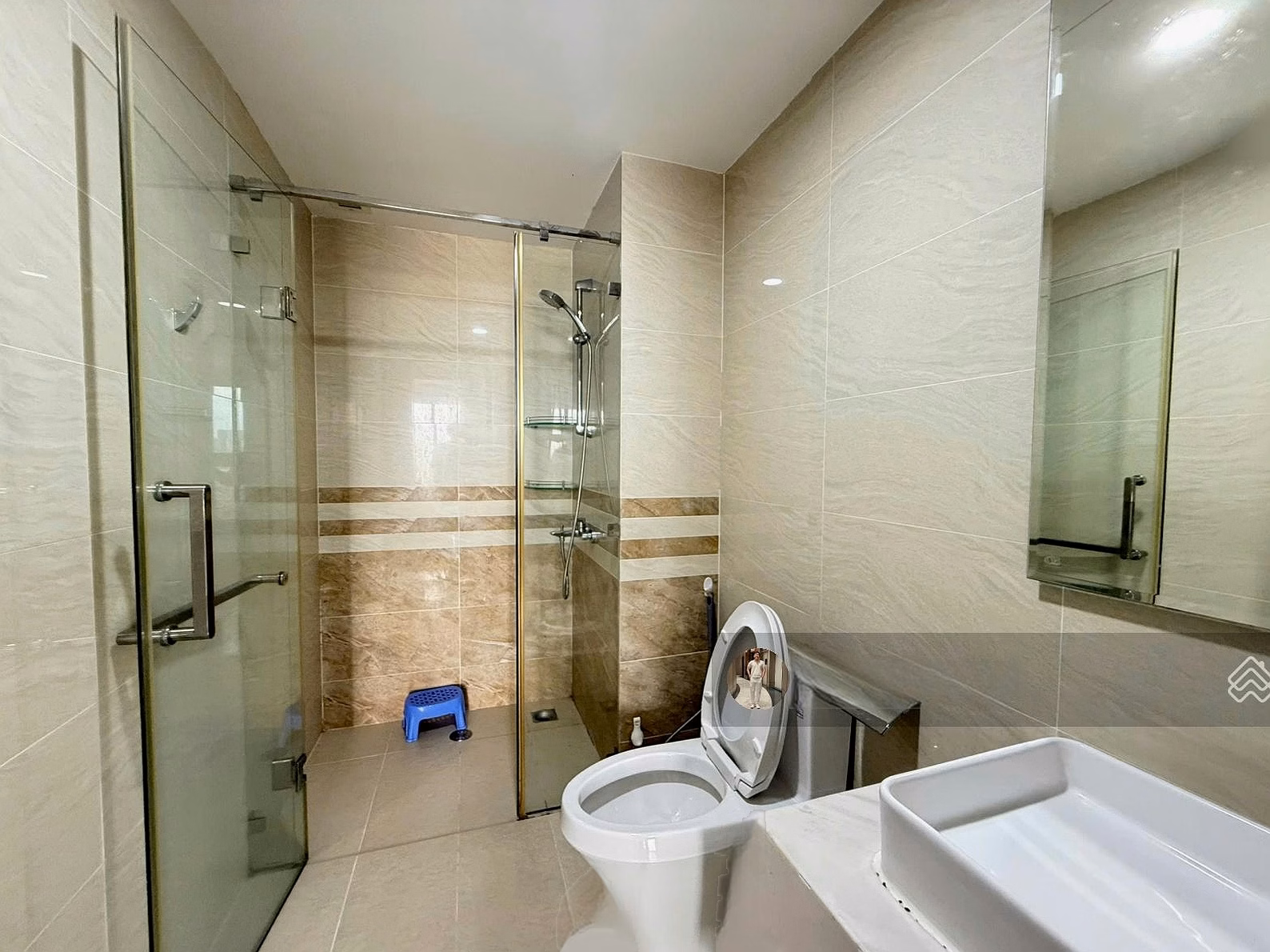 Saigon Royal apartment for rent in District 4, 2 bedrooms, fully furnished, beautiful river view. Good price only 28 million