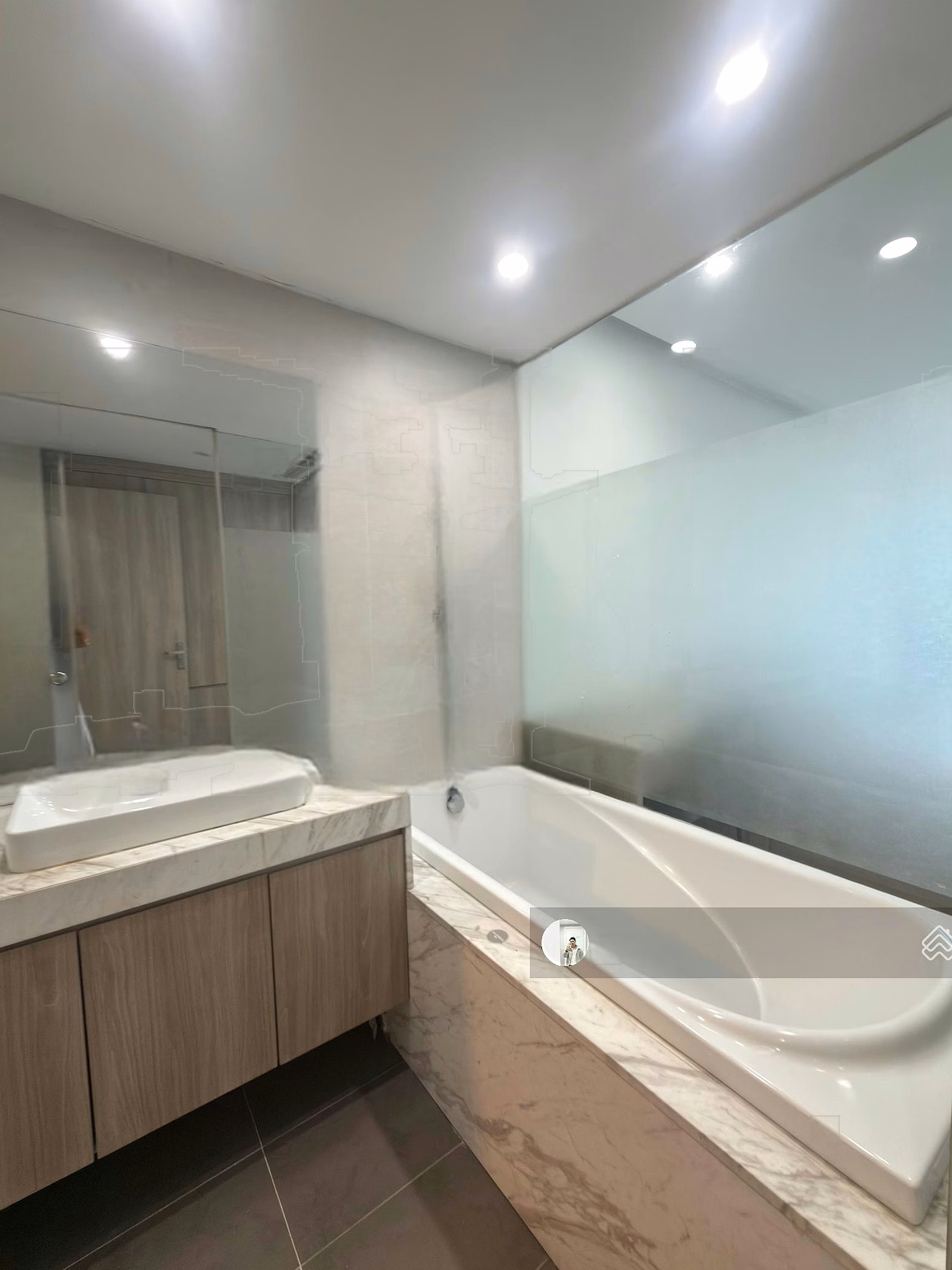 Mandarin Garden Hoang Minh Giam for rent CH 130m2 3N2W fully furnished. Price only 25 million/month. There is a car slot