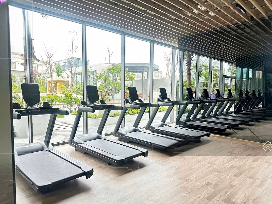 The owner is selling 2 bedrooms, corner 84 m2, pink book, middle floor, view of LK81, Van Phuc, green swimming pool. There is furniture
