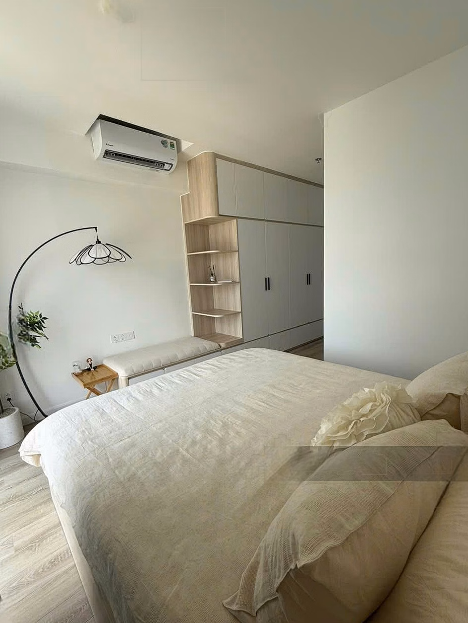 The owner is selling 2 bedrooms, corner 84 m2, pink book, middle floor, view of LK81, Van Phuc, green swimming pool. There is furniture
