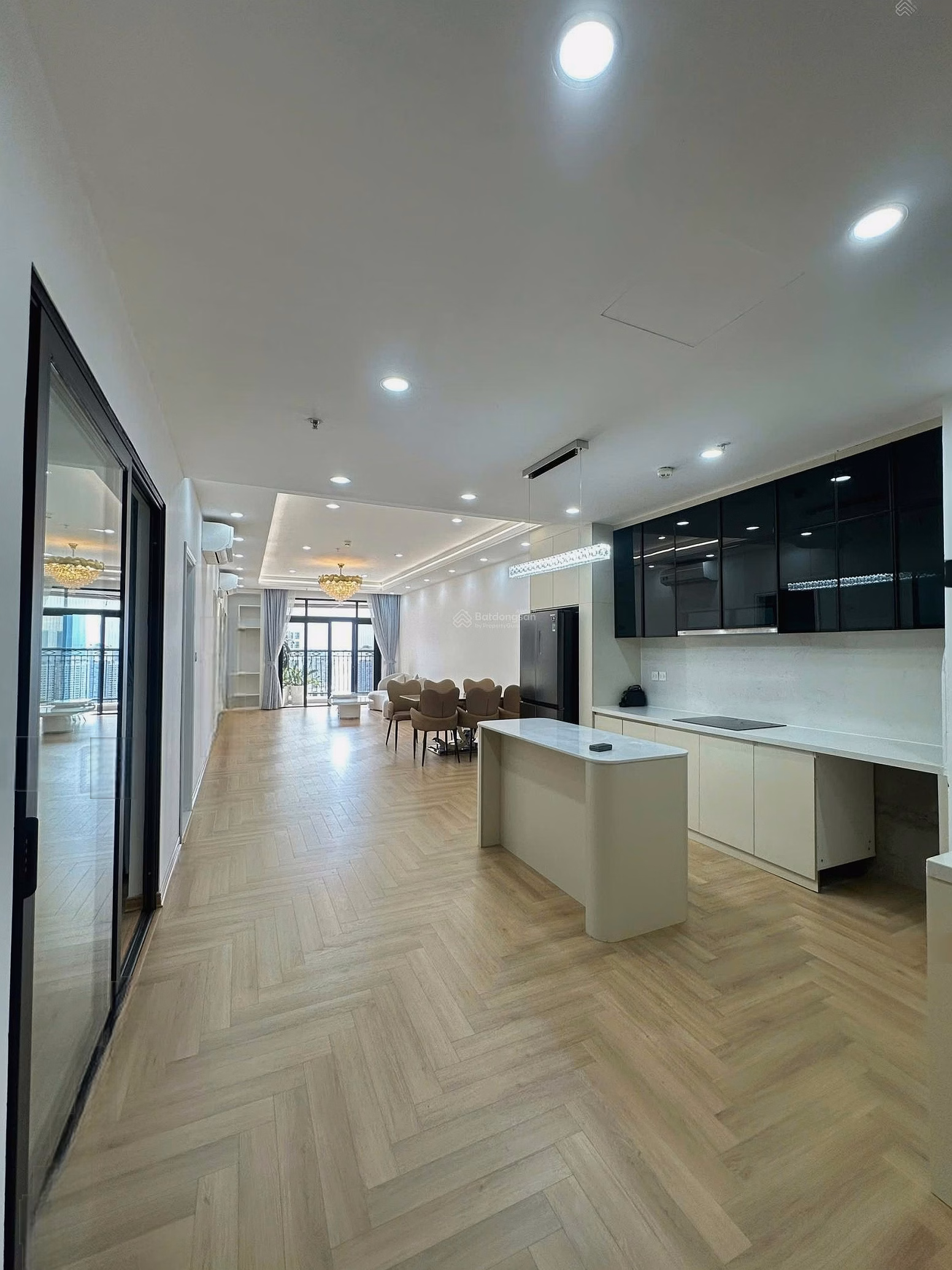 The owner needs to rent or sell a 3-bedroom apartment in Royal City apartment building