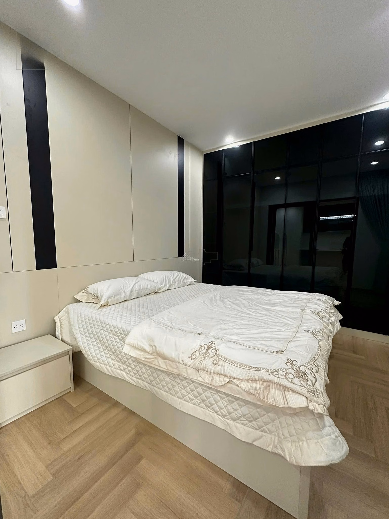 The owner needs to rent or sell a 3-bedroom apartment in Royal City apartment building